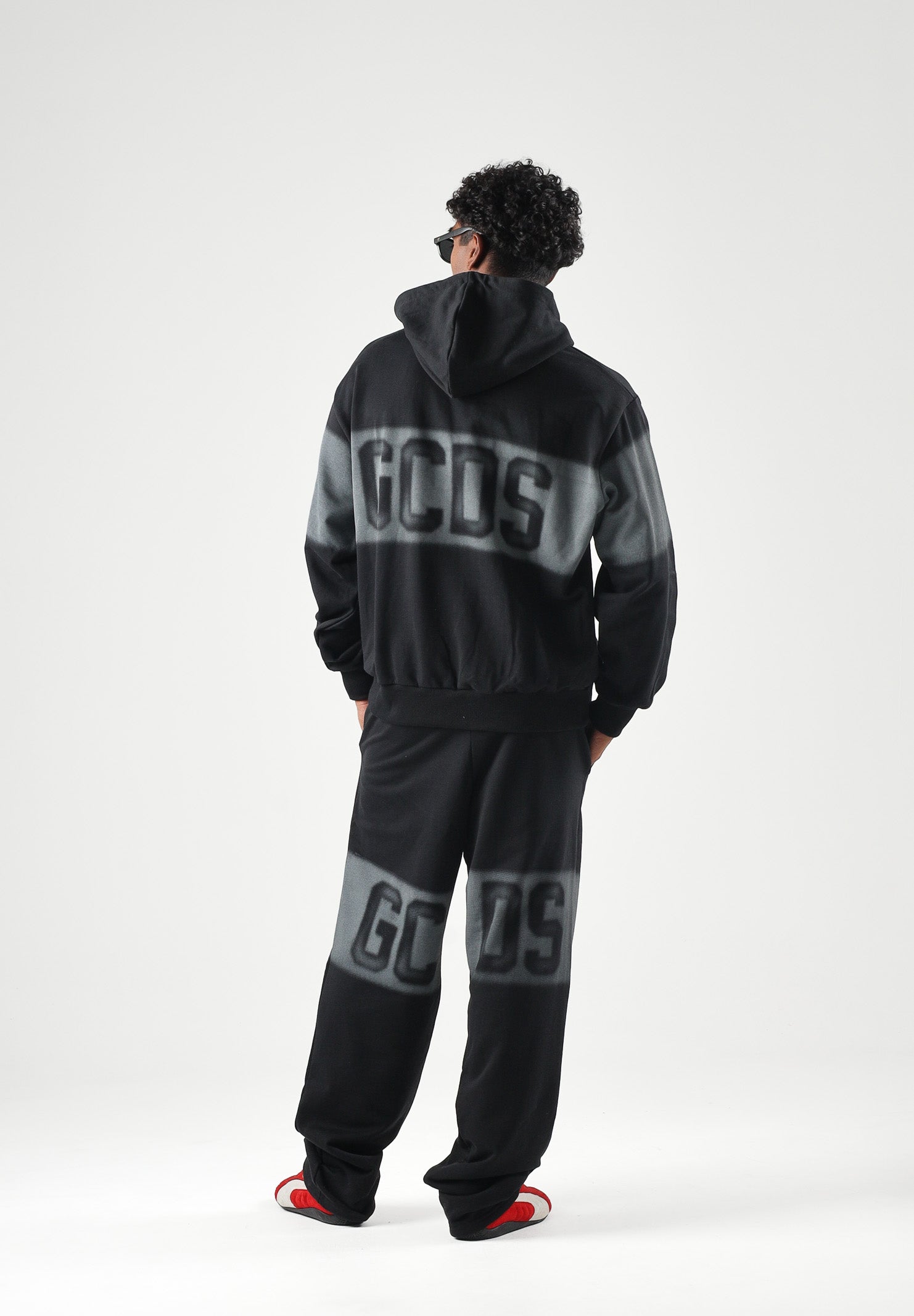GCDS Felpa con cappuccio nera per uomo e donna con maxi logo frontale C2MWQE233F034 999I GCDS 