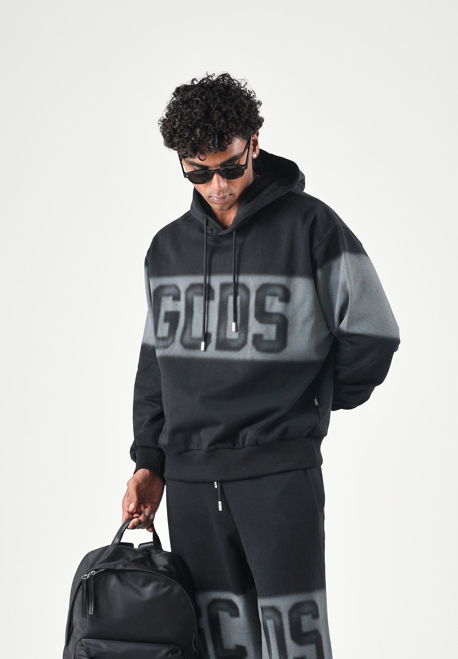 GCDS Felpa con cappuccio nera per uomo e donna con maxi logo frontale C2MWQE233F034 999I GCDS 