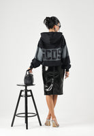GCDS Felpa con cappuccio nera per uomo e donna con maxi logo frontale C2MWQE233F034 999I GCDS 