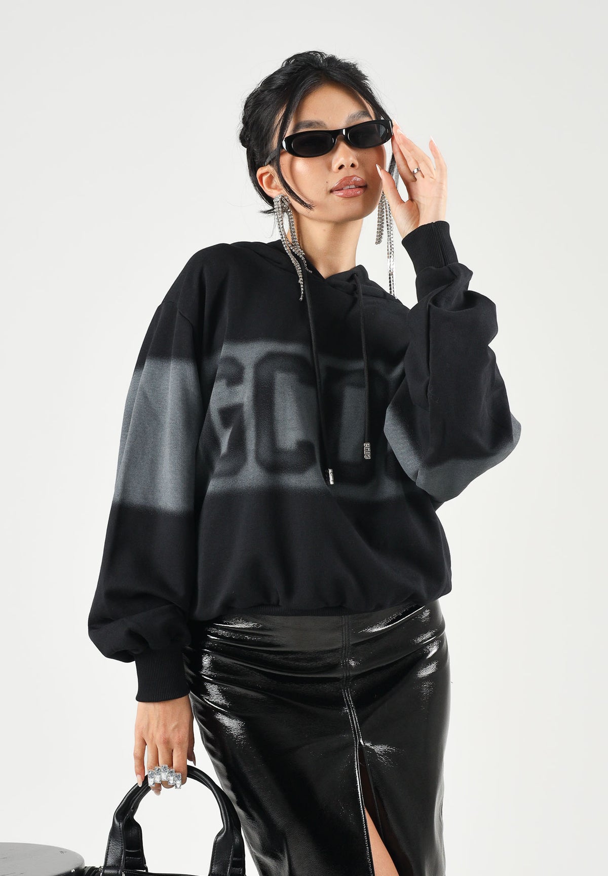 GCDS Felpa con cappuccio nera per uomo e donna con maxi logo frontale C2MWQE233F034 999I GCDS 