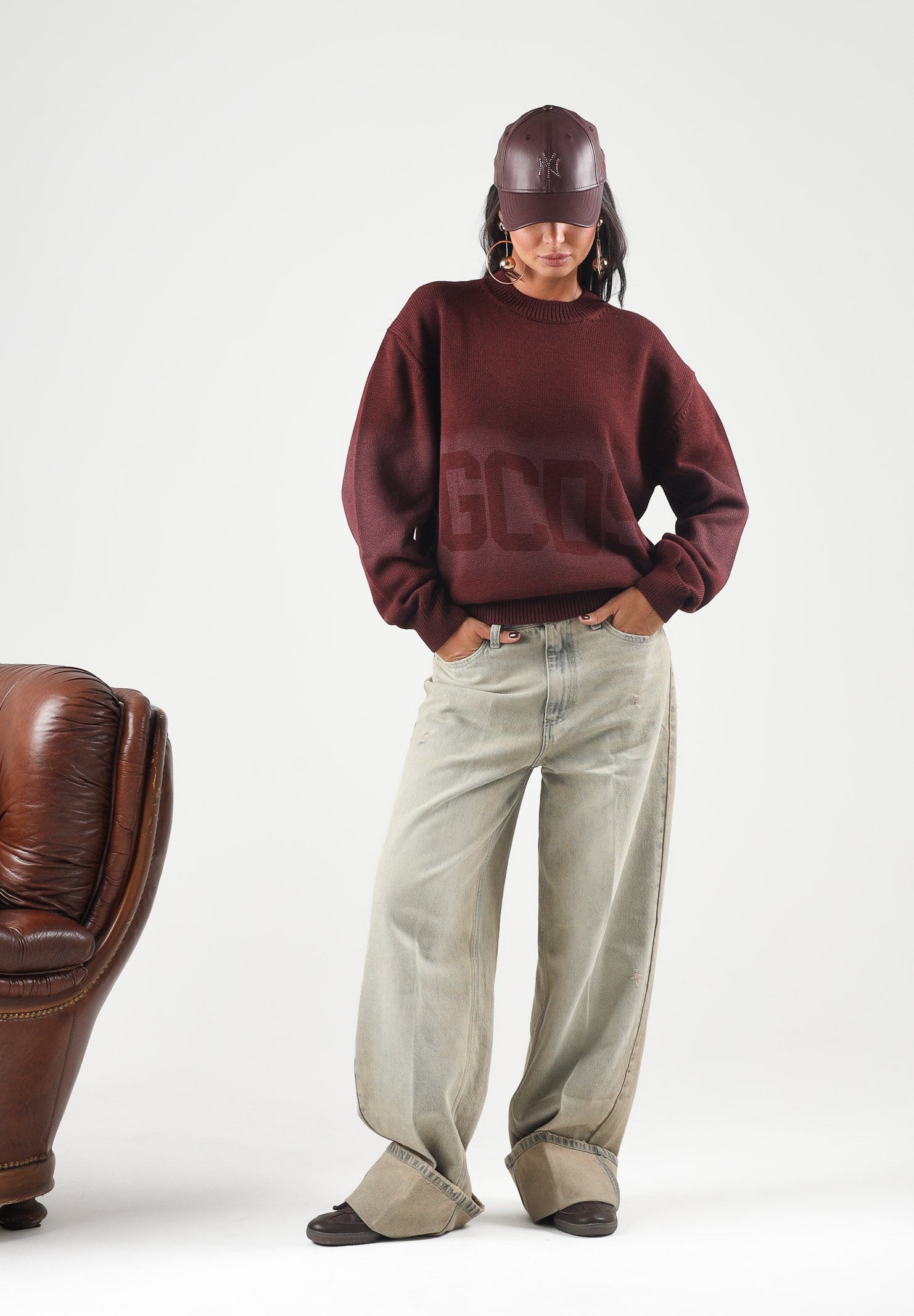 GCDS Maglione girocollo bordeaux vino intenso per uomo e donna con maxi logo C2MWQF134K155 480J GCDS 