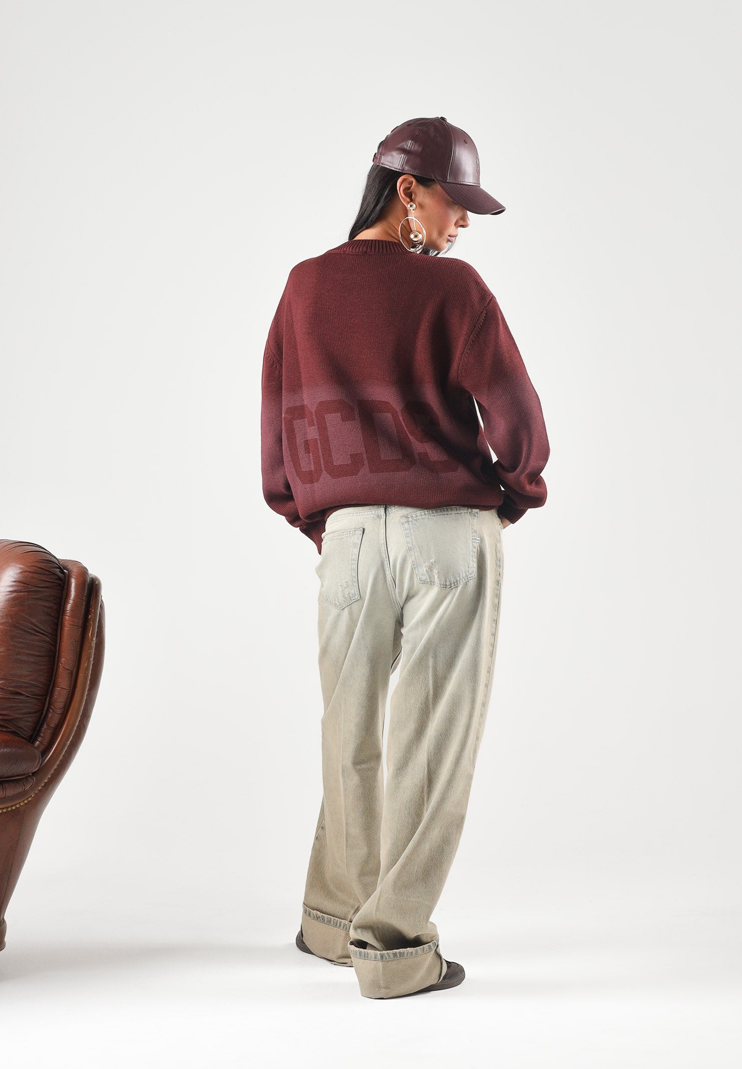 GCDS Maglione girocollo bordeaux vino intenso per uomo e donna con maxi logo C2MWQF134K155 480J GCDS 