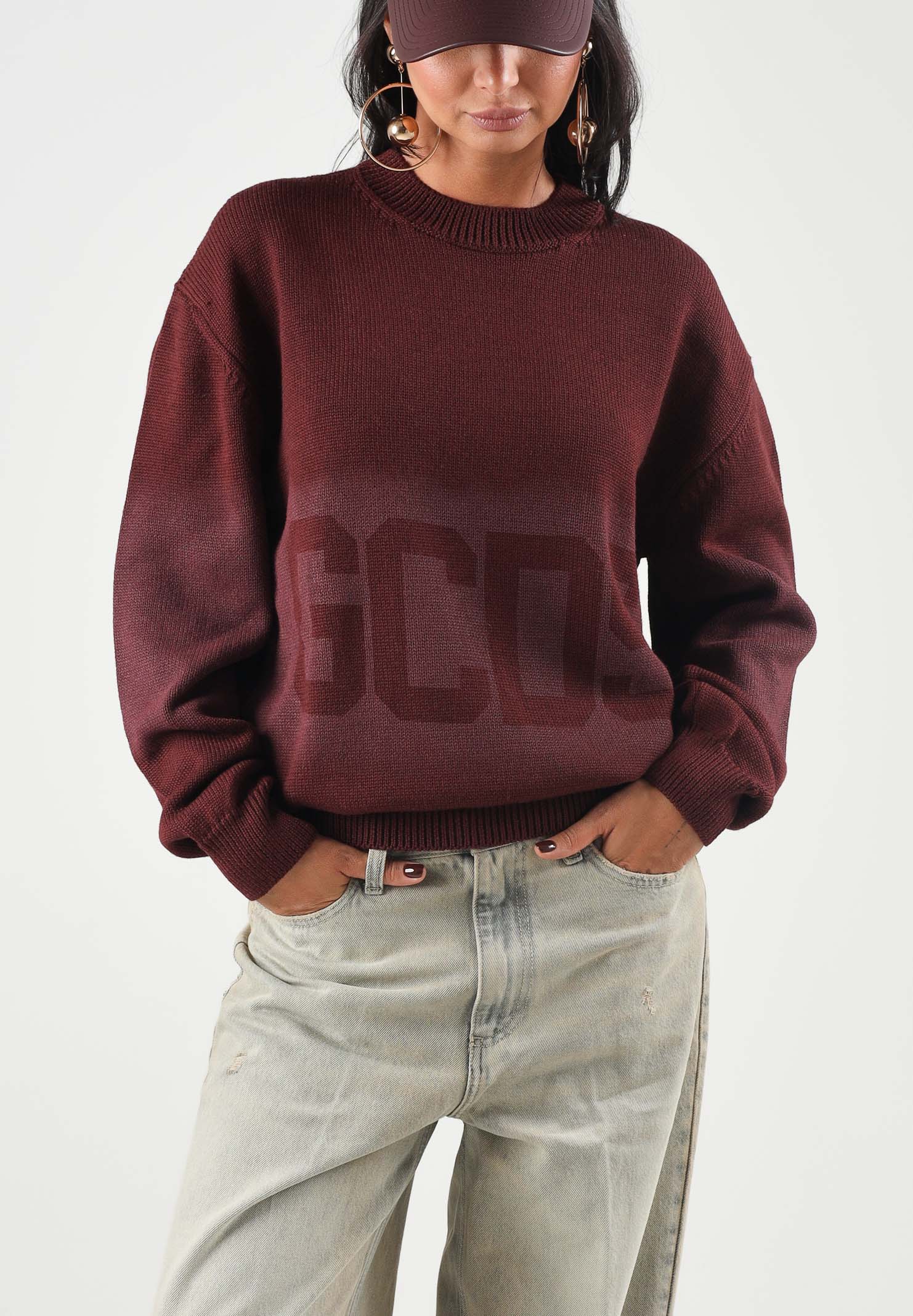 GCDS Maglione girocollo bordeaux vino intenso per uomo e donna con maxi logo C2MWQF134K155 480J GCDS 