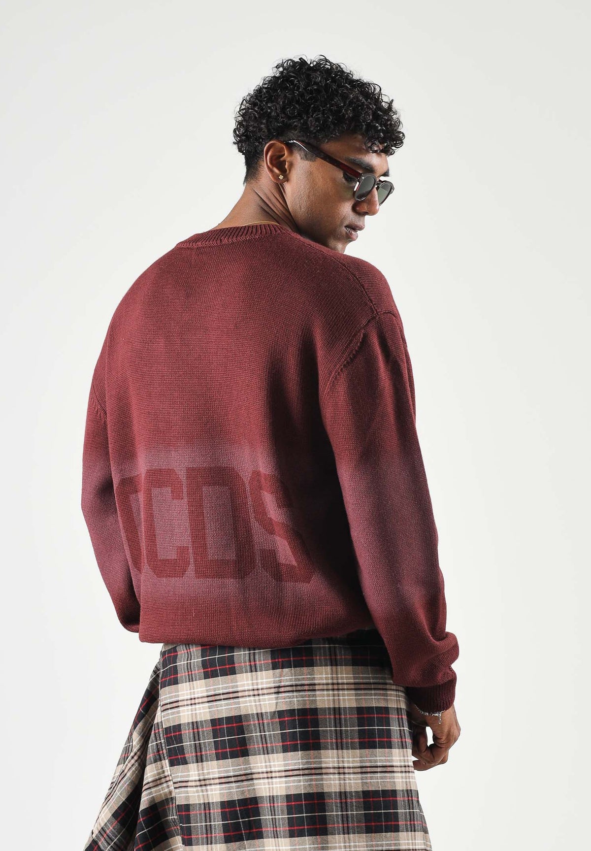 GCDS Maglione girocollo bordeaux vino intenso per uomo e donna con maxi logo C2MWQF134K155 480J GCDS 