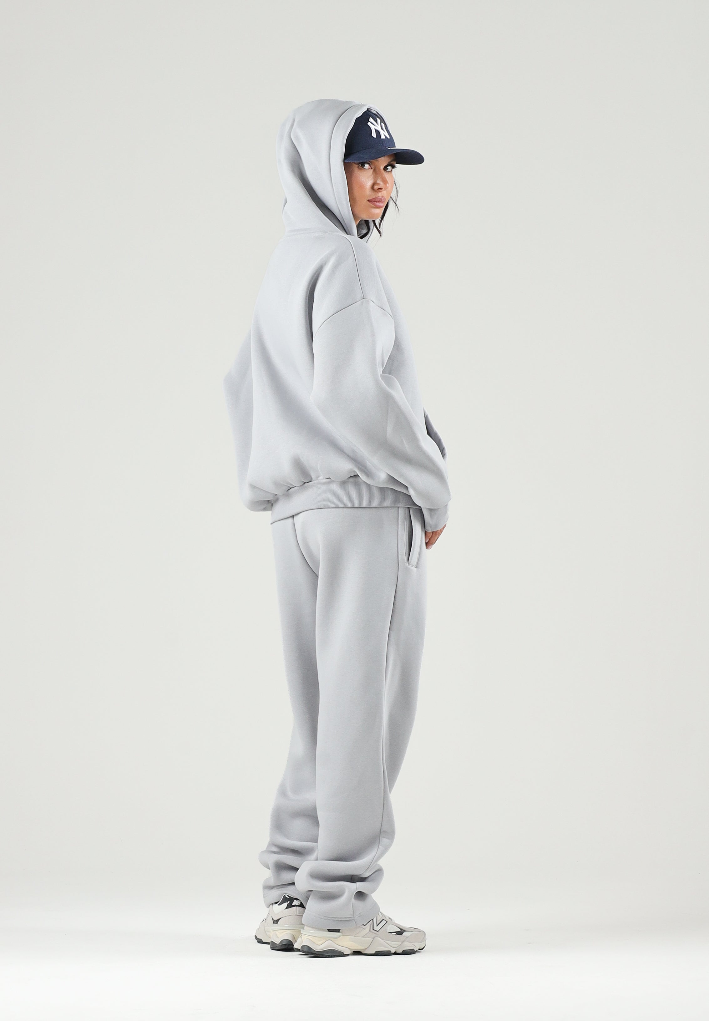 GCDS Pantaloni LOGO SWEATPANTS grigio per uomo e donna con logo ricamato sul fianco e coulisse in vita C2MWQI029F244 932I GCDS 