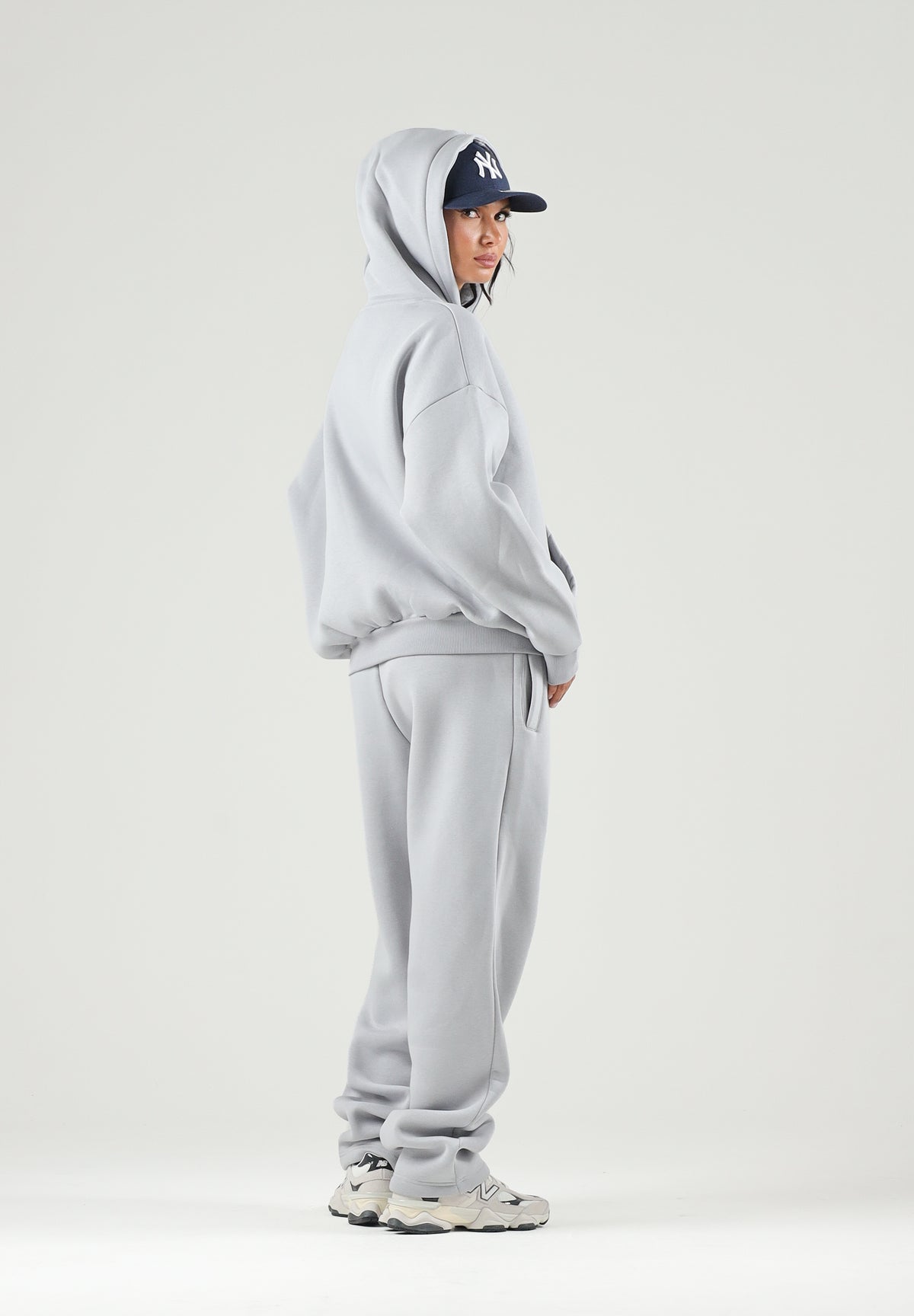 GCDS Pantaloni LOGO SWEATPANTS grigio per uomo e donna con logo ricamato sul fianco e coulisse in vita C2MWQI029F244 932I GCDS 