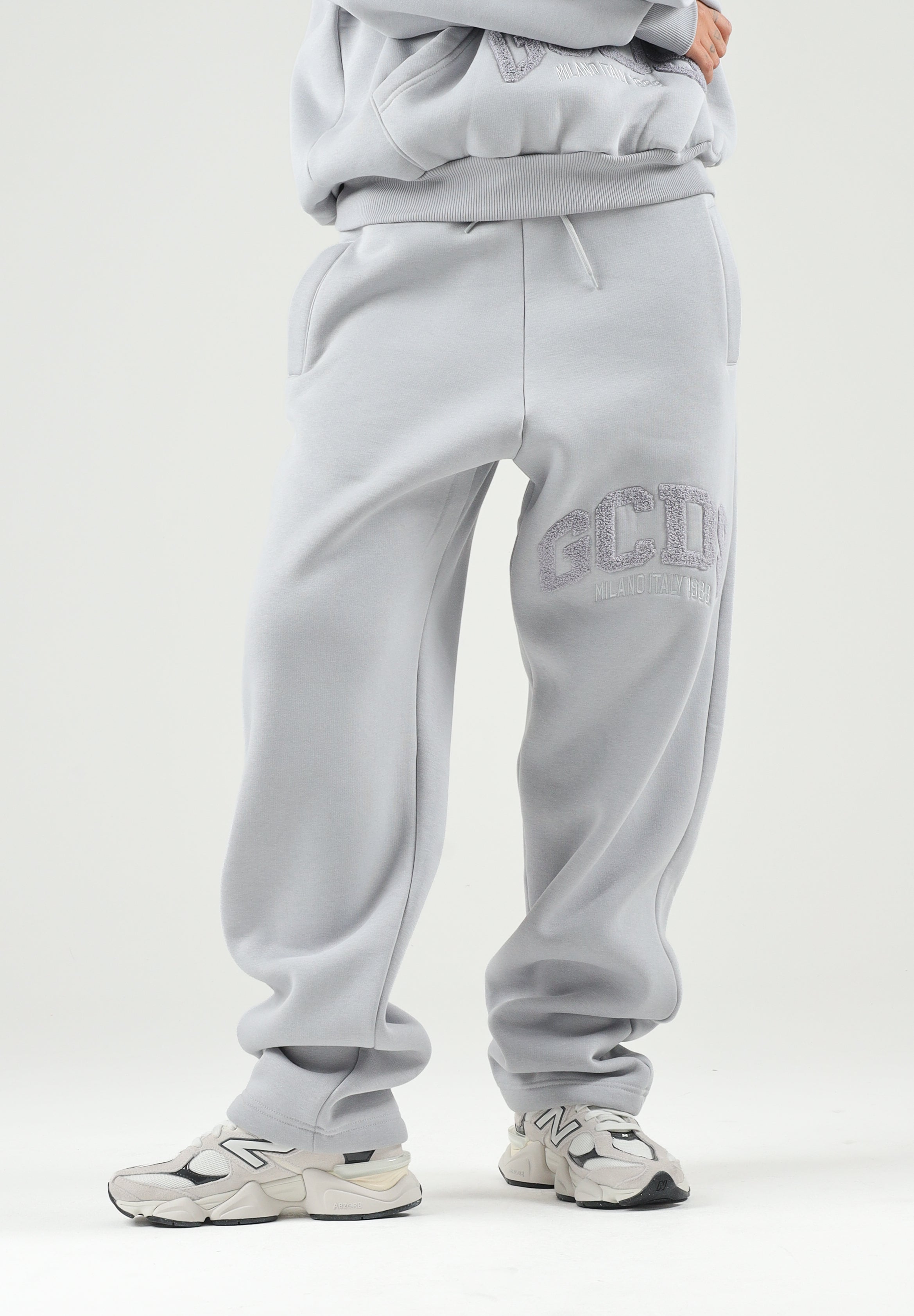 GCDS Pantaloni LOGO SWEATPANTS grigio per uomo e donna con logo ricamato sul fianco e coulisse in vita C2MWQI029F244 932I GCDS 