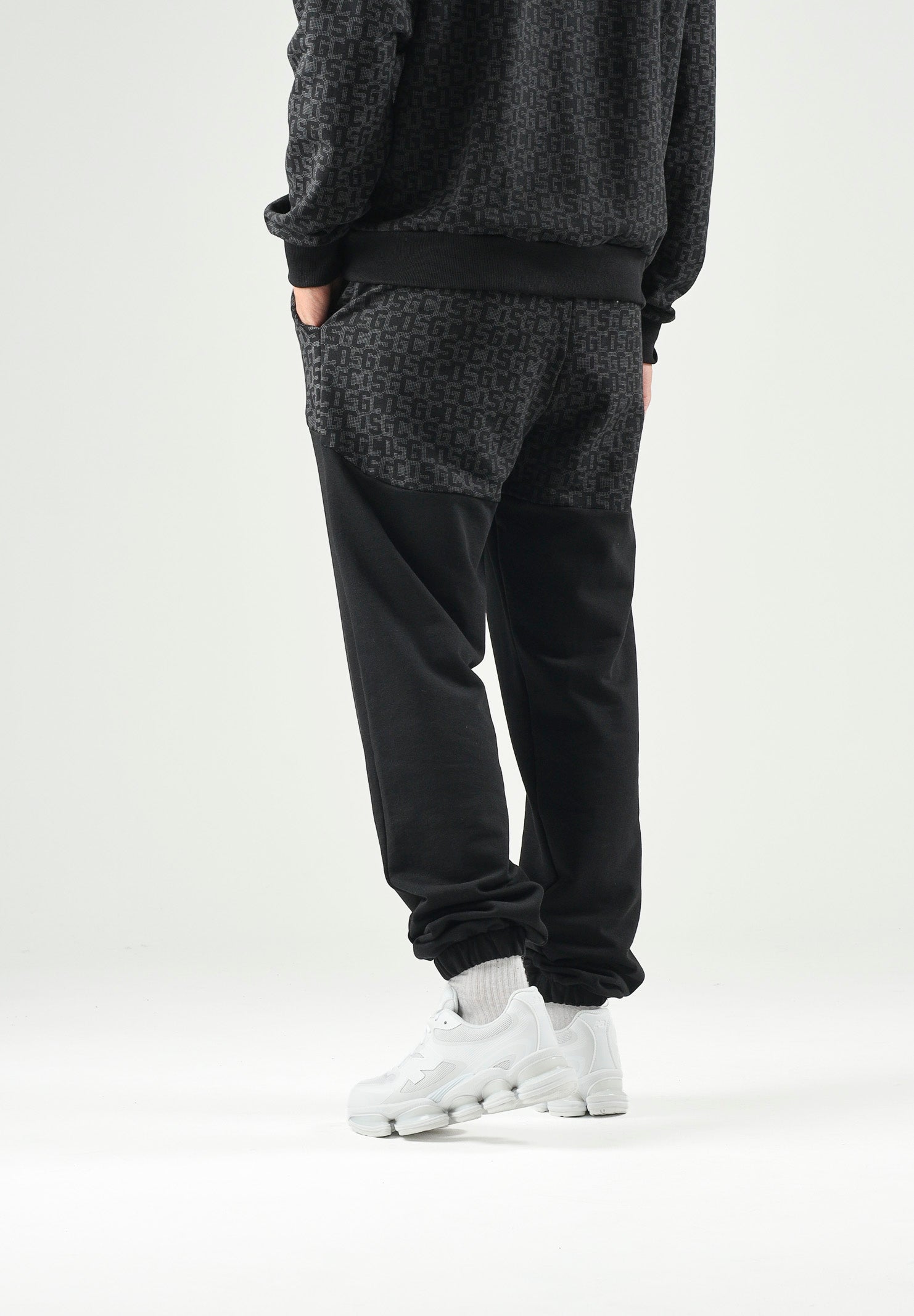 GCDS Pantaloni casual neri  per uomo e donna con coulisse in vita e inserti monogramma jacquard a contrasto. C2MWQI122F245 999I GCDS 