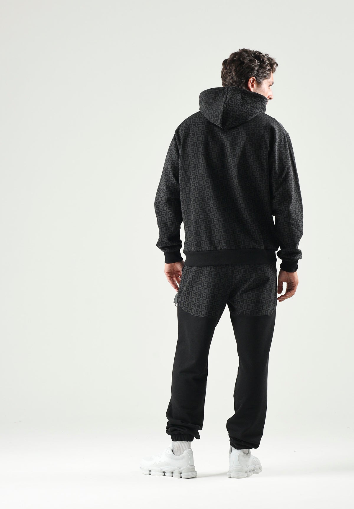 GCDS Pantaloni casual neri  per uomo e donna con coulisse in vita e inserti monogramma jacquard a contrasto. C2MWQI122F245 999I GCDS 