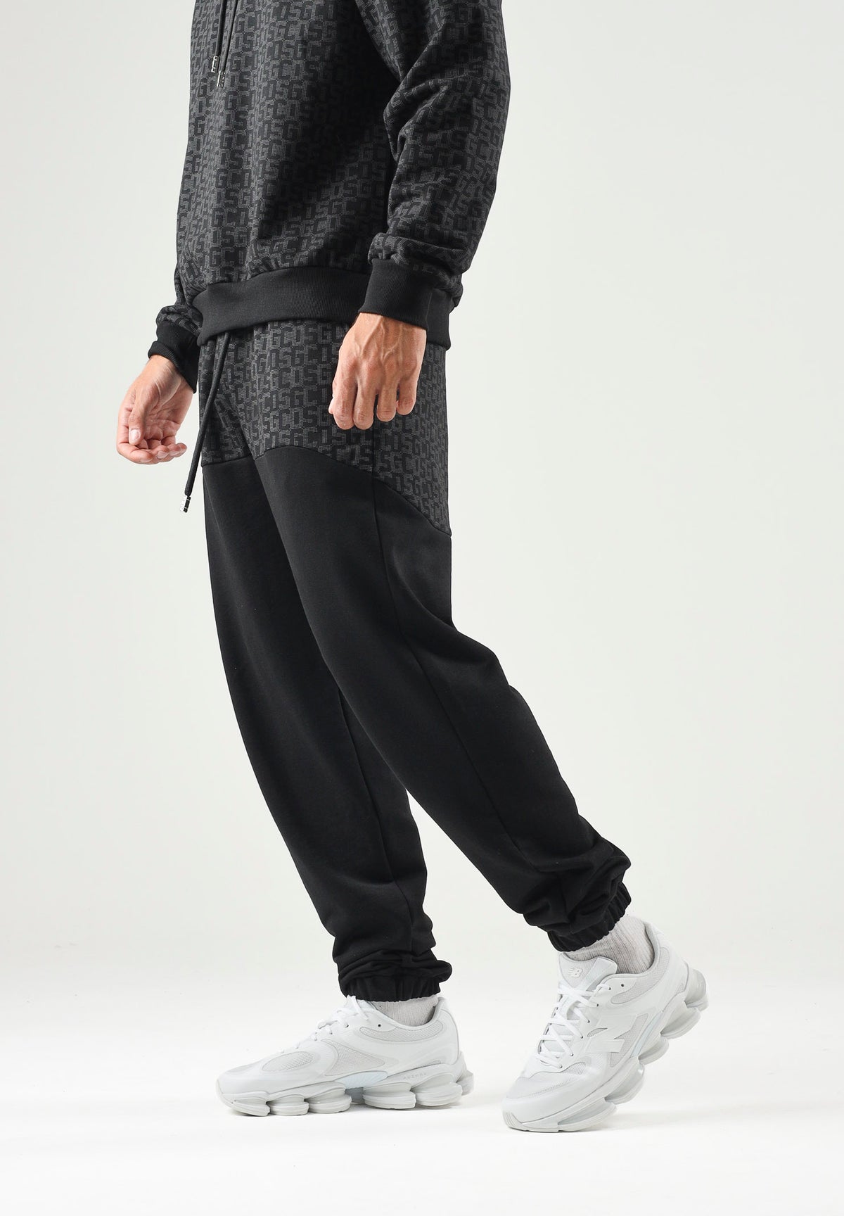 GCDS Pantaloni casual neri  per uomo e donna con coulisse in vita e inserti monogramma jacquard a contrasto. C2MWQI122F245 999I GCDS 