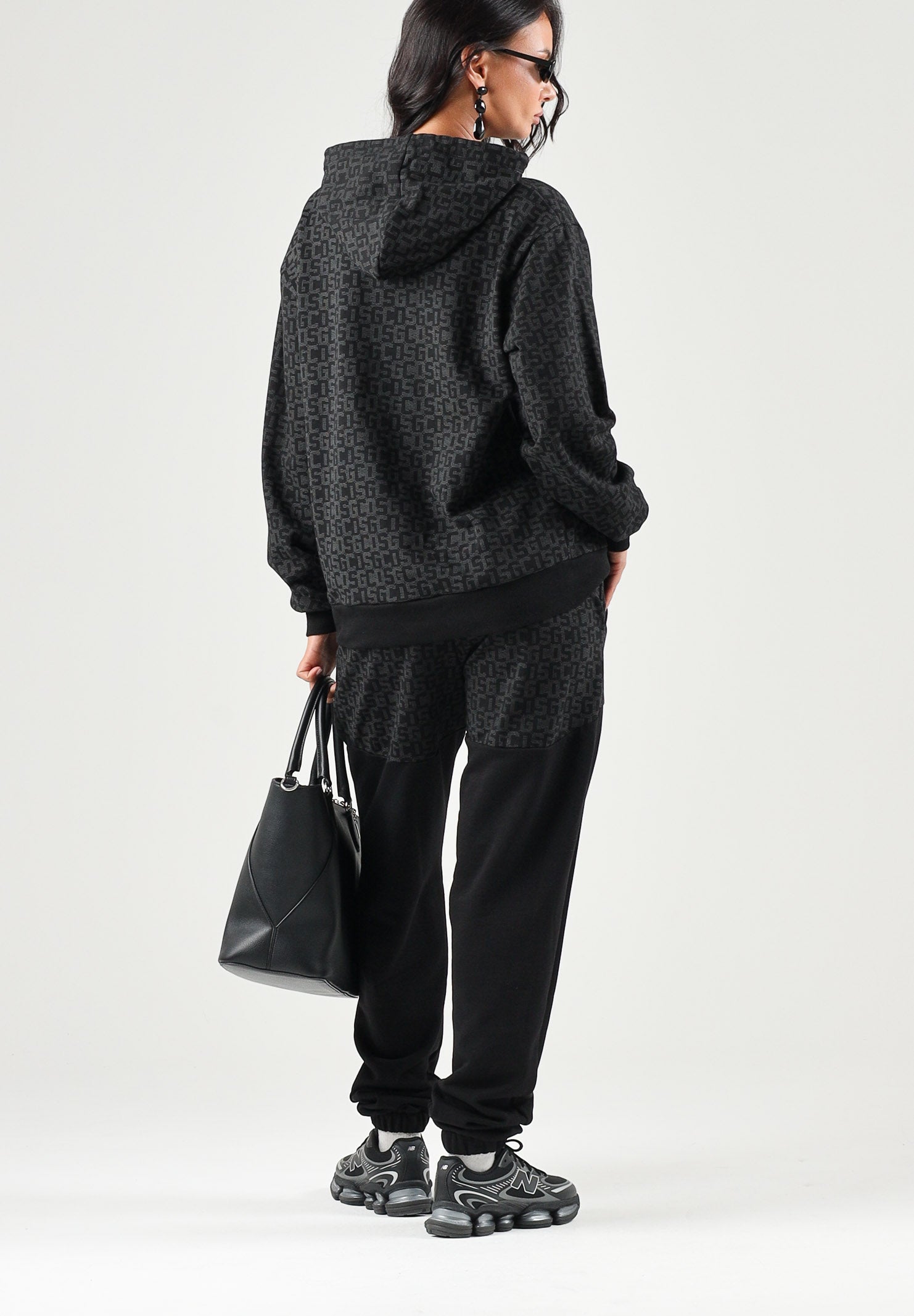 GCDS Pantaloni casual neri  per uomo e donna con coulisse in vita e inserti monogramma jacquard a contrasto. C2MWQI122F245 999I GCDS 