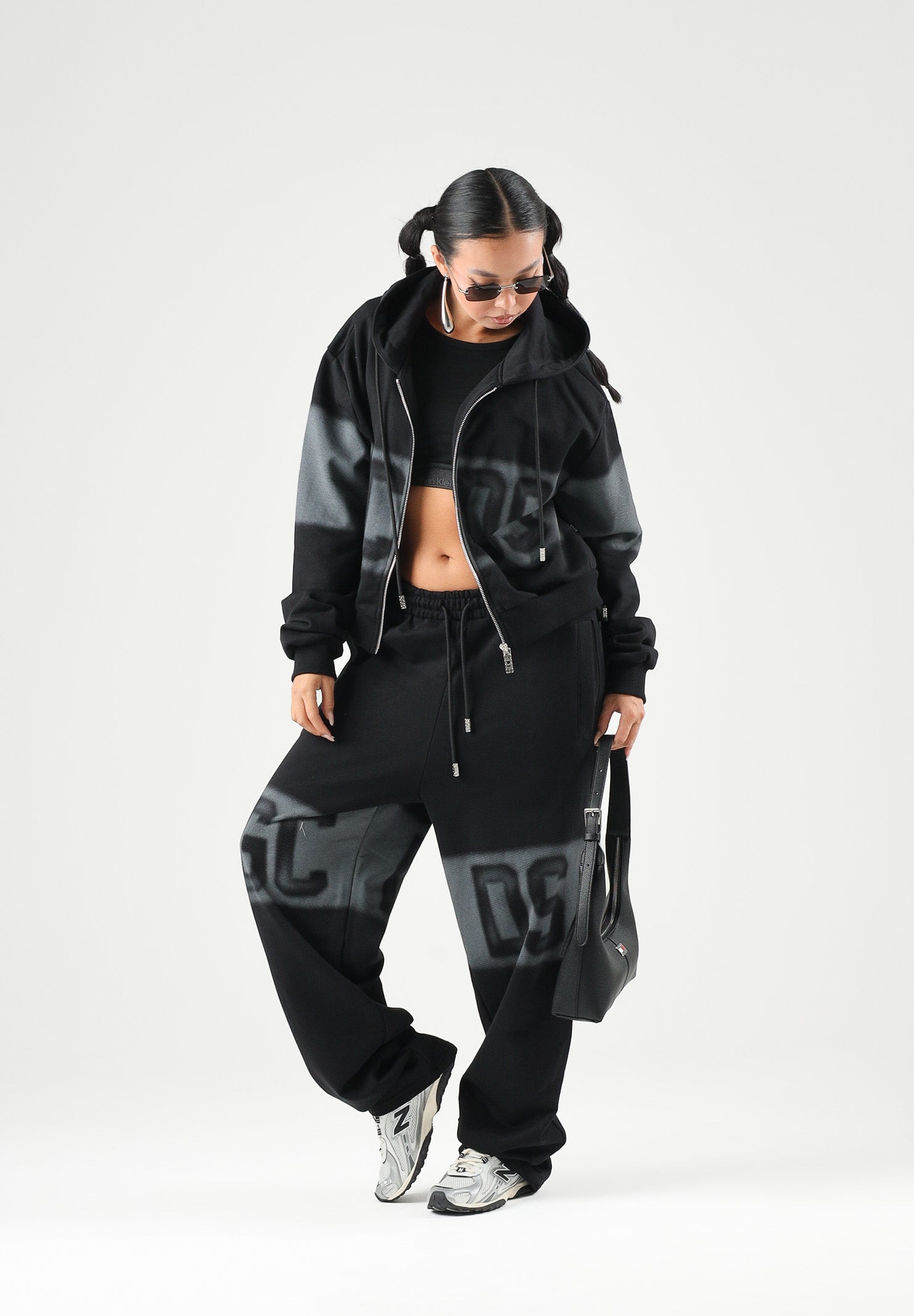 GCDS Pantaloni JOGGER PANTS grigio e nero per uomo e donna con logo iconico C2MWQI231F034 999I GCDS 