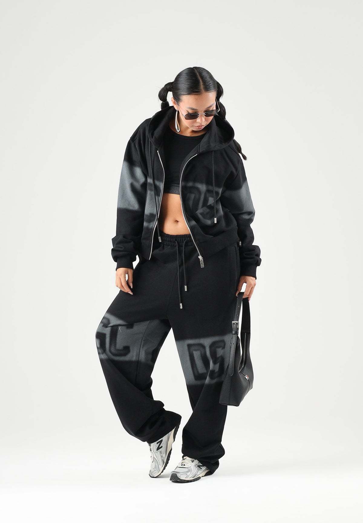 GCDS Pantaloni JOGGER PANTS grigio e nero per uomo e donna con logo iconico C2MWQI231F034 999I GCDS 