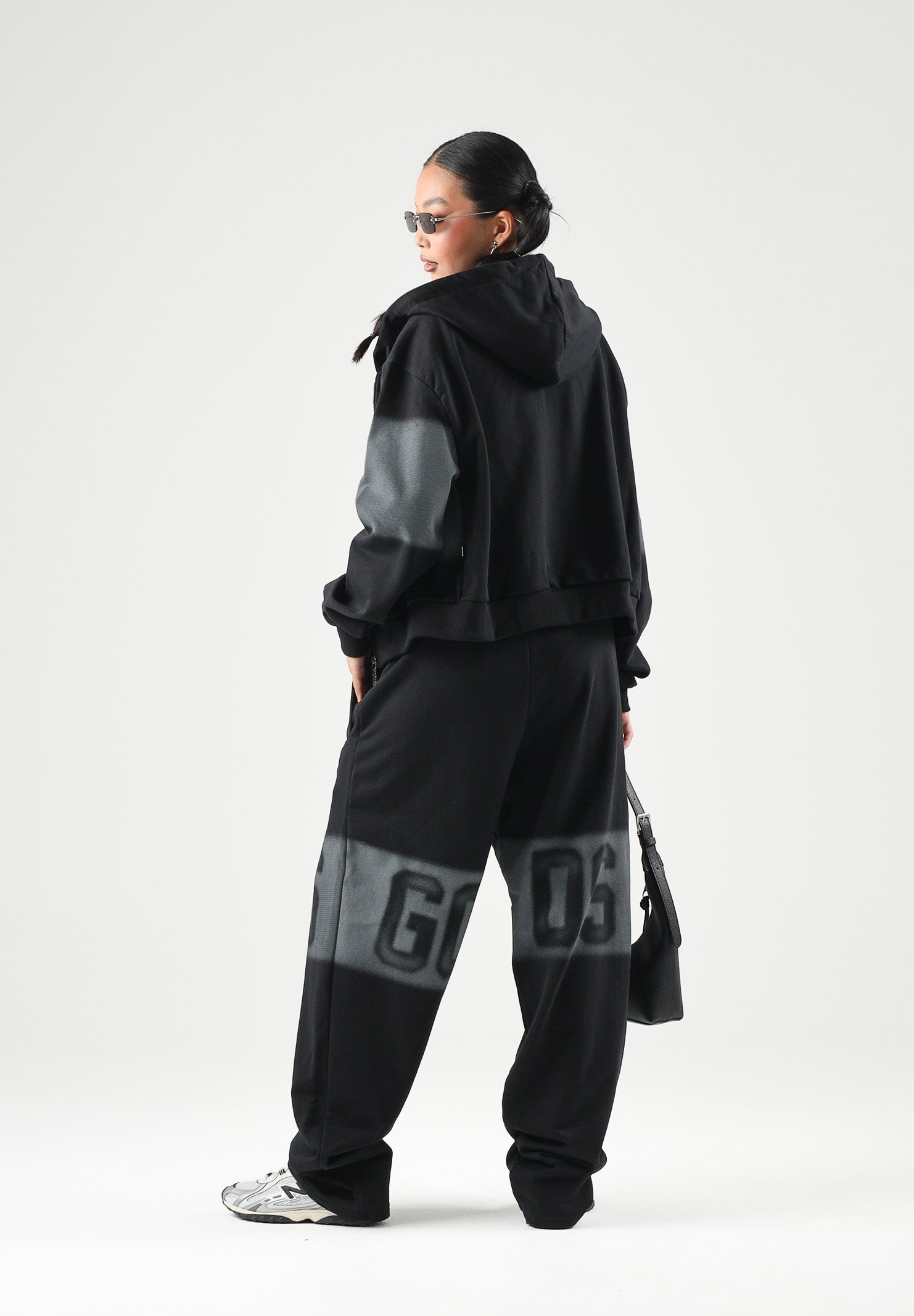 GCDS Pantaloni JOGGER PANTS grigio e nero per uomo e donna con logo iconico C2MWQI231F034 999I GCDS 