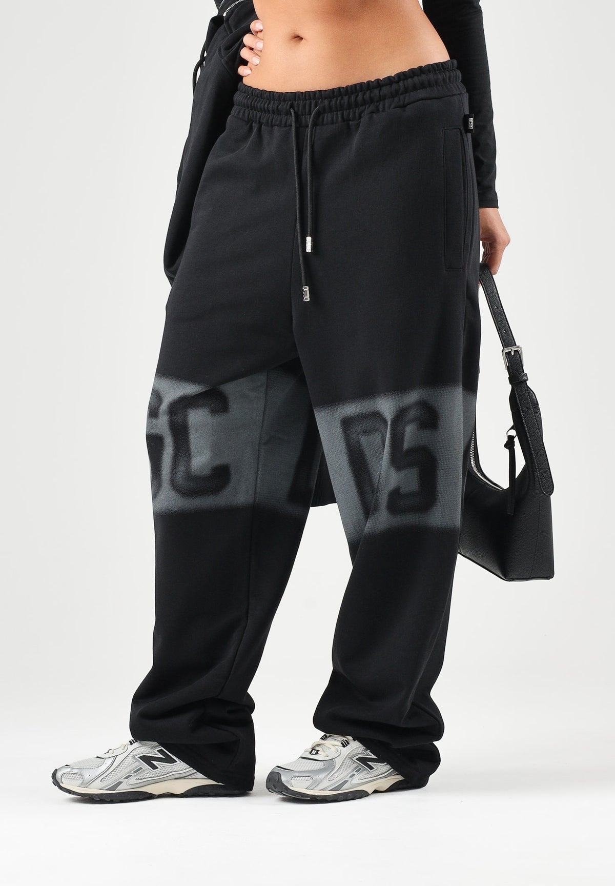 GCDS Pantaloni JOGGER PANTS grigio e nero per uomo e donna con logo iconico C2MWQI231F034 999I GCDS 