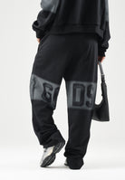 GCDS Pantaloni JOGGER PANTS grigio e nero per uomo e donna con logo iconico C2MWQI231F034 999I GCDS 