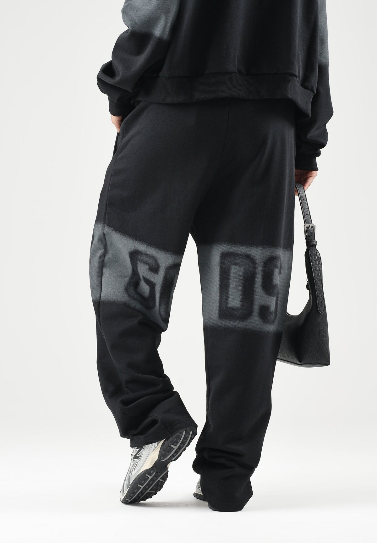 GCDS Pantaloni JOGGER PANTS grigio e nero per uomo e donna con logo iconico C2MWQI231F034 999I GCDS 