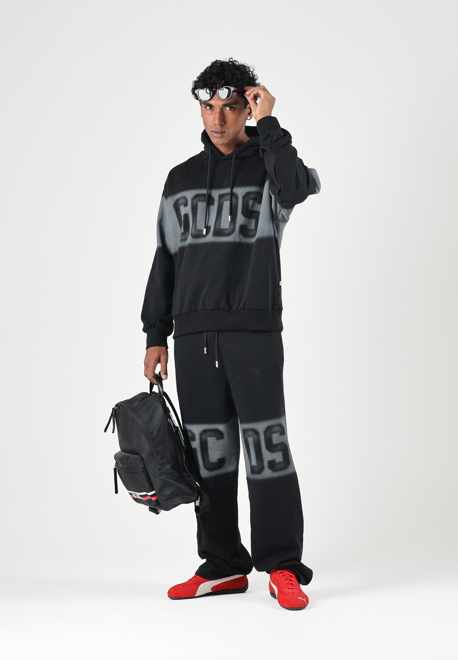 GCDS Pantaloni JOGGER PANTS grigio e nero per uomo e donna con logo iconico C2MWQI231F034 999I GCDS 