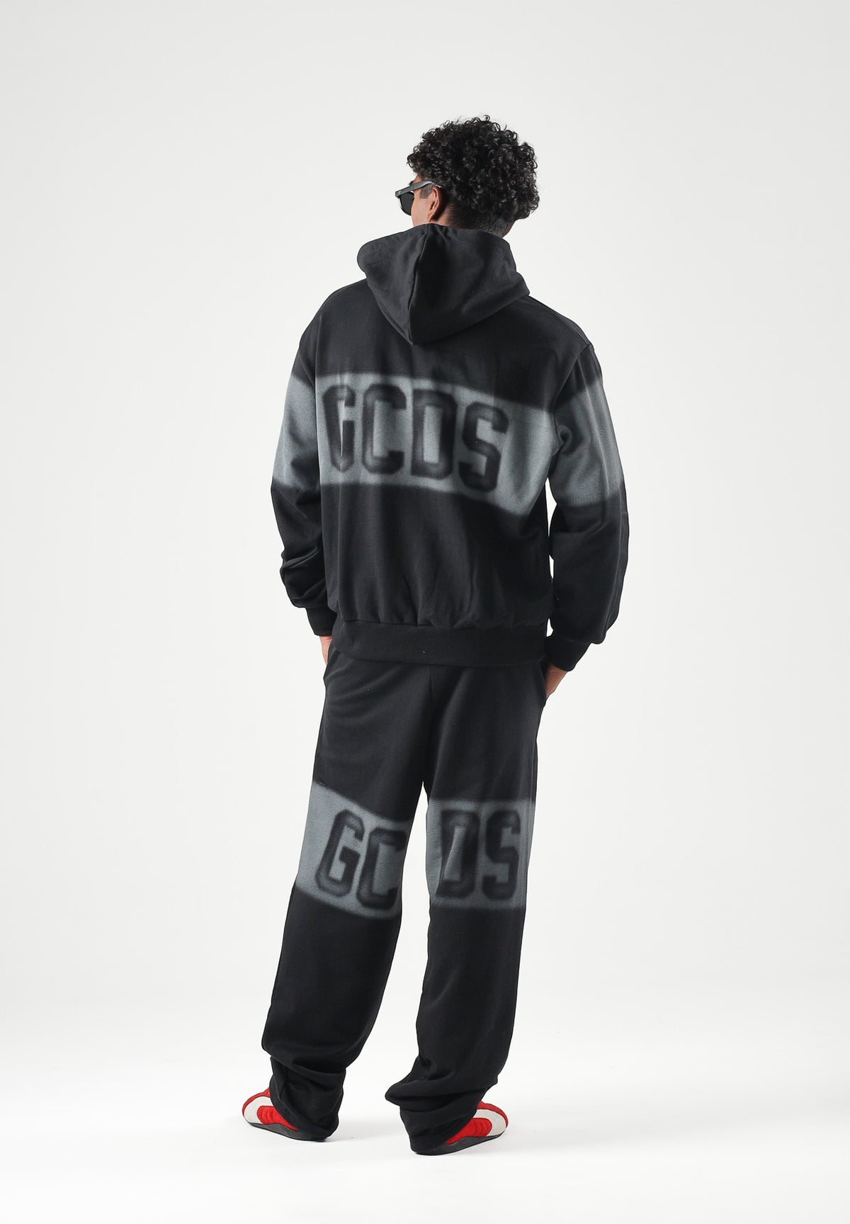 GCDS Pantaloni JOGGER PANTS grigio e nero per uomo e donna con logo iconico C2MWQI231F034 999I GCDS 