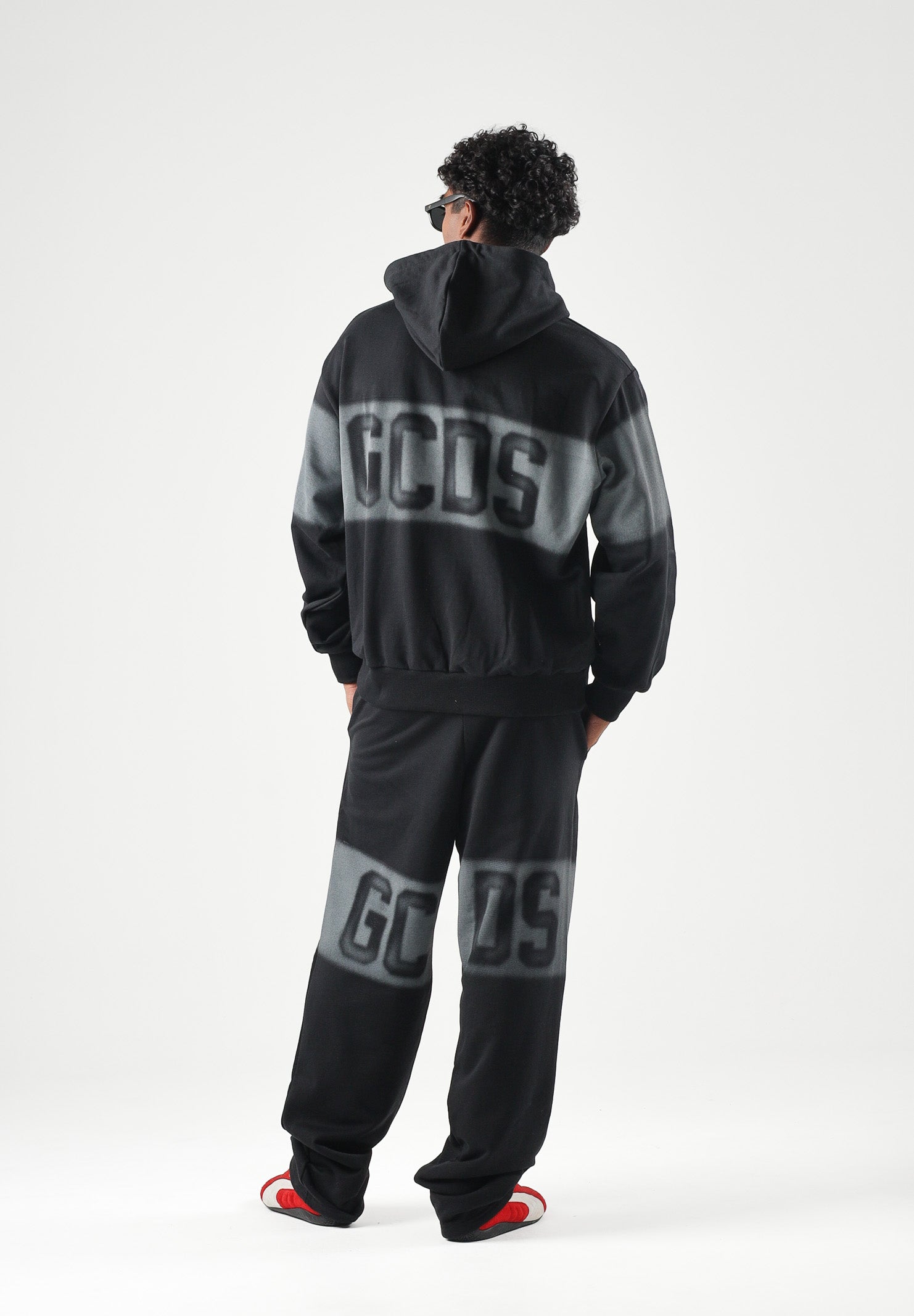 GCDS Pantaloni JOGGER PANTS grigio e nero per uomo e donna con logo iconico C2MWQI231F034 999I GCDS 