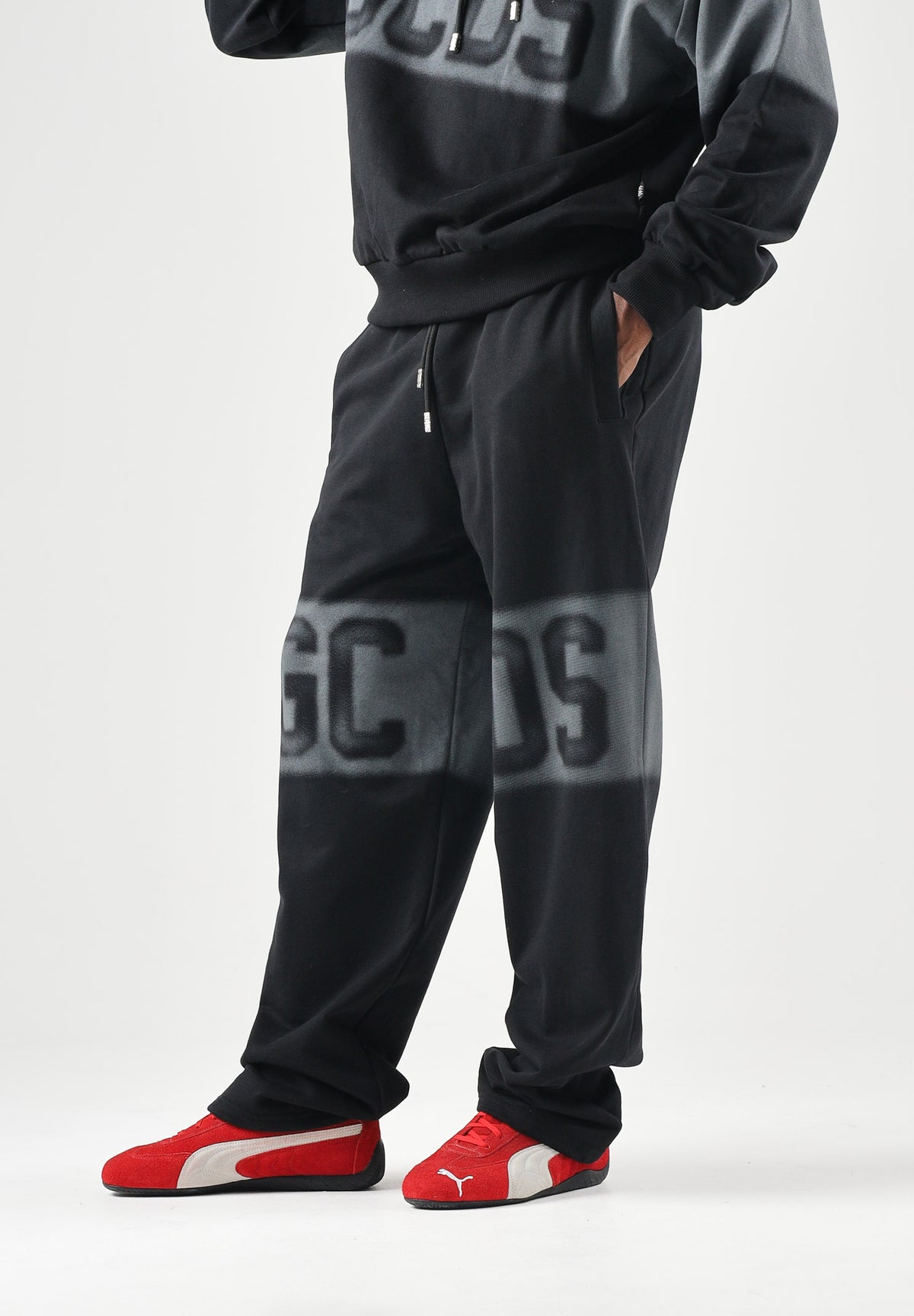 GCDS Pantaloni JOGGER PANTS grigio e nero per uomo e donna con logo iconico C2MWQI231F034 999I GCDS 