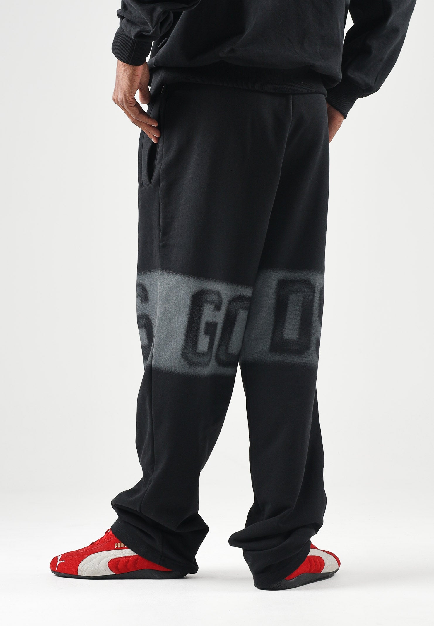 GCDS Pantaloni JOGGER PANTS grigio e nero per uomo e donna con logo iconico C2MWQI231F034 999I GCDS 