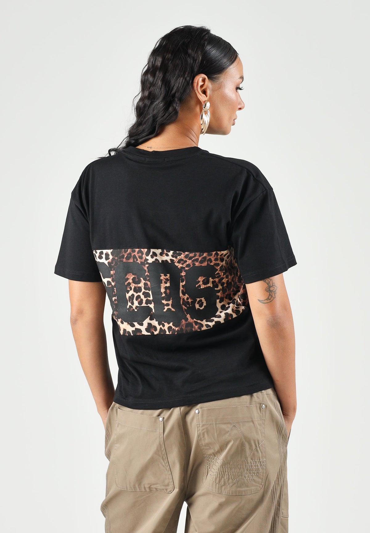 GCDS T-shirt manica corta nera leopardata per donna, ragazzi e bambini<BR/> con maxi logo stampato Z0GJQC585J106 999M GCDS 