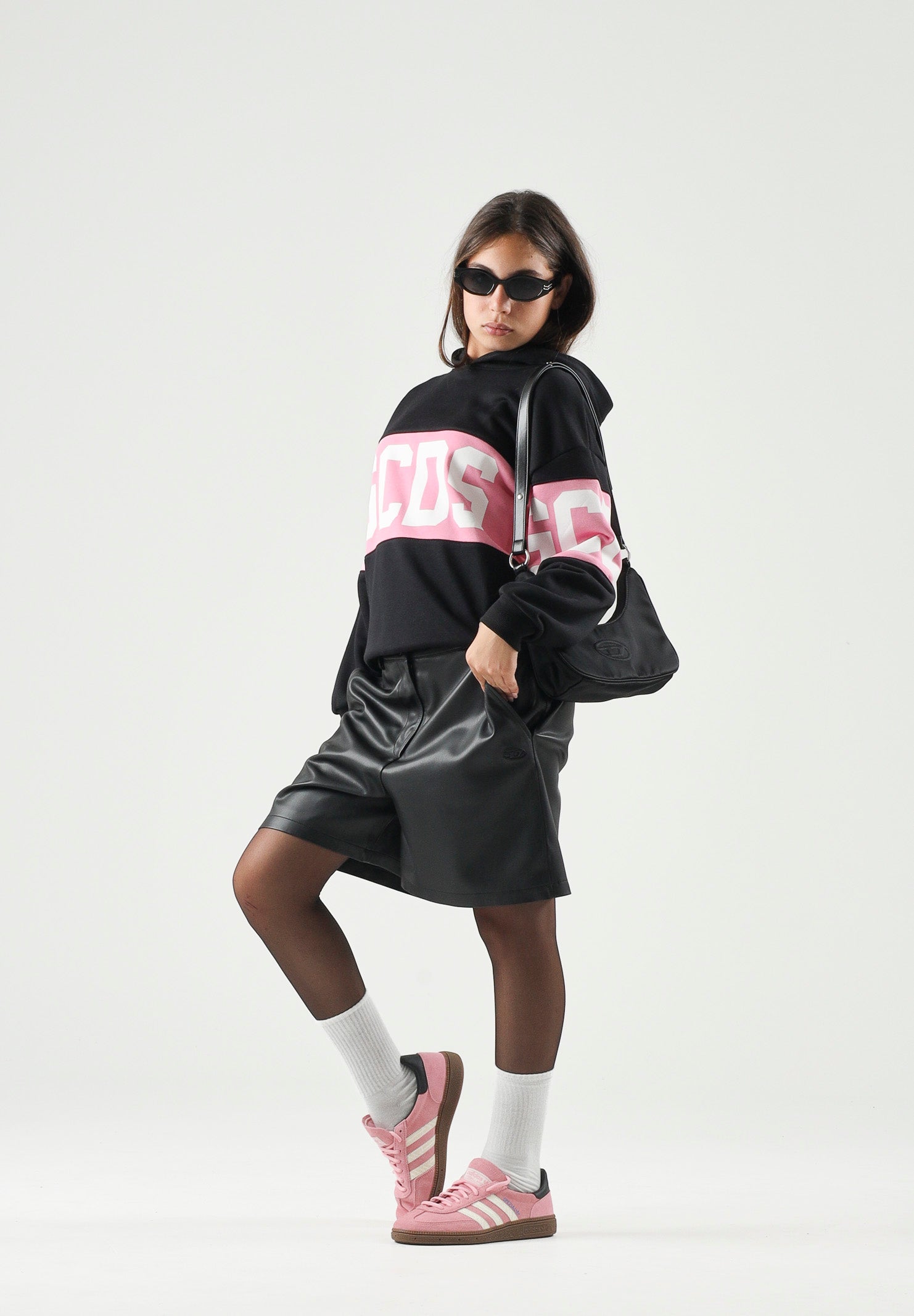 GCDS Felpa con cappuccio nera e rosa per donna, ragazzi e bambini con logo frontale e maxi grafica Z0GJQE583F004 999P GCDS 