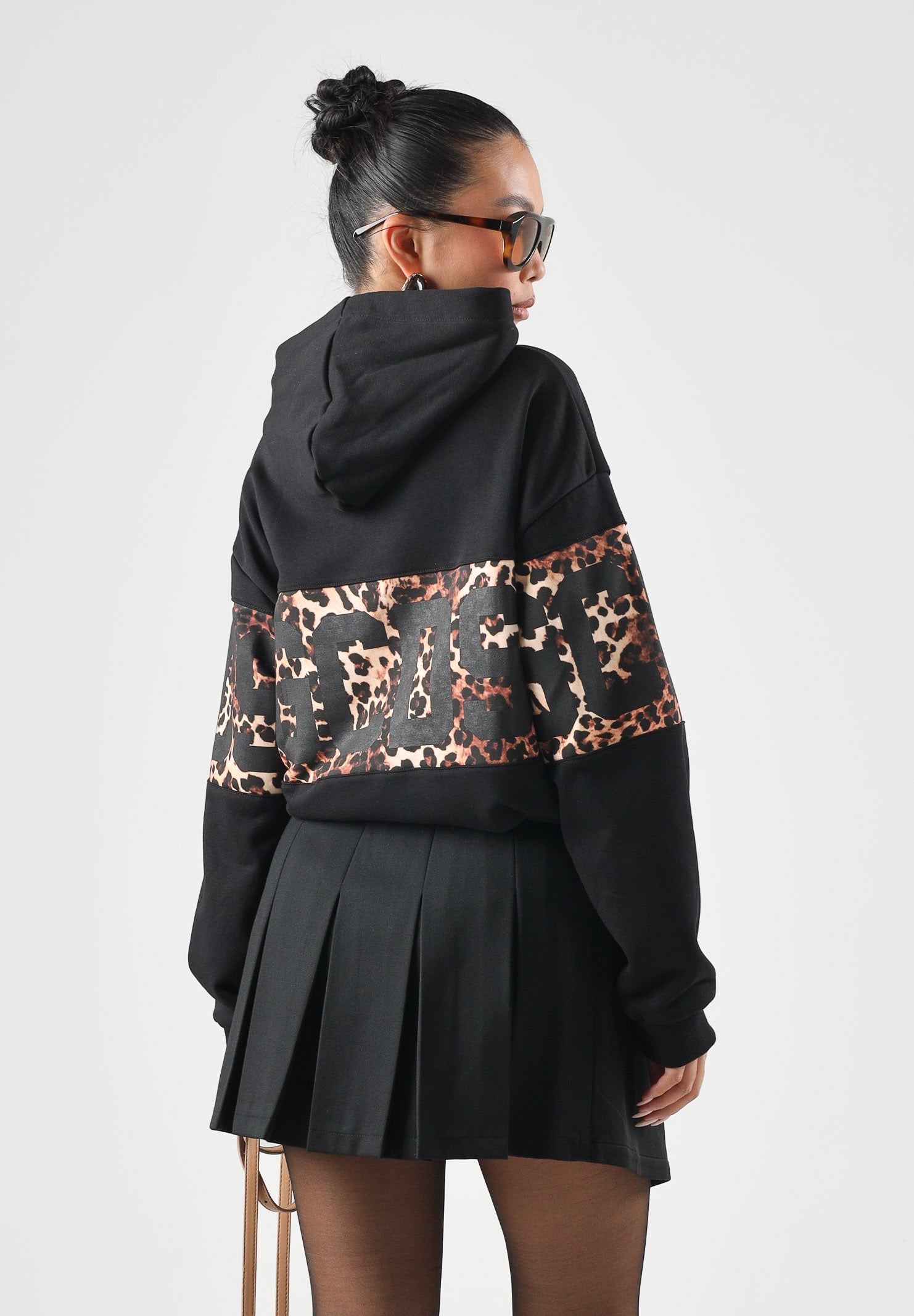 GCDS Felpa con cappuccio BAND LOGO HOODIE ANIMALIER Black-Brown nera e marrone da donna, maxi fascia leopardata, lettering GCDS a contrasto e maniche lunghe.<BR/> Z0GJQE583F005 999M GCDS 