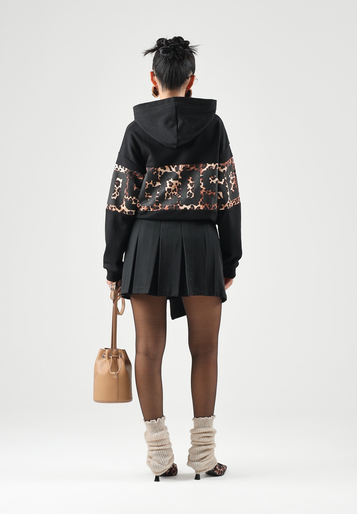 GCDS Felpa con cappuccio BAND LOGO HOODIE ANIMALIER Black-Brown nera e marrone da donna, maxi fascia leopardata, lettering GCDS a contrasto e maniche lunghe.<BR/> Z0GJQE583F005 999M GCDS 
