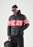 GCDS Piumino DOWN JACKET WITH BAND LOGO nero e rosso per uomo e per donna Z0MLQA110T258 999R GCDS 