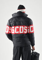 GCDS Piumino DOWN JACKET WITH BAND LOGO nero e rosso per uomo e per donna Z0MLQA110T258 999R GCDS 