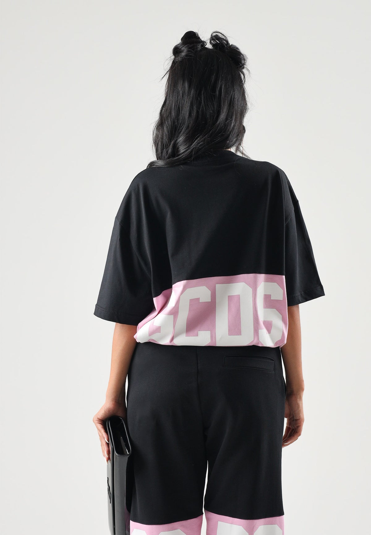 GCDS T-shirt manica corta nera per uomo e donna con grande logo frontale a contrasto. Z0MLQC140J101 999P GCDS 