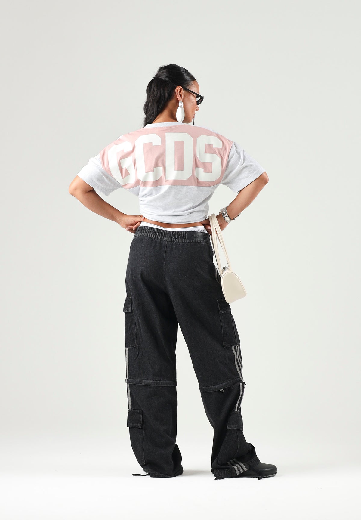 GCDS T-shirt maniche corte grey-grigio chiaro per uomo e donna  con piccolo logo ricamato sul petto Z0MLQC214J080 909P GCDS 