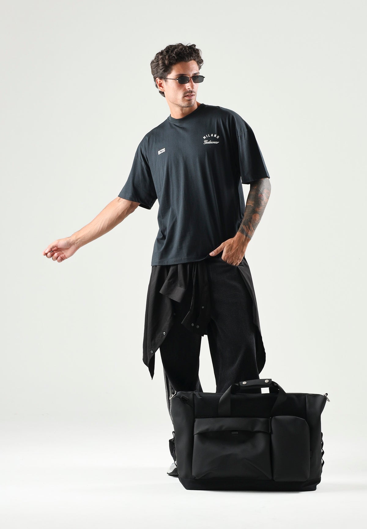 GCDS T-shirt OVERSIZE grigio scuro per uomo e donna con ricami logo sul petto. Z0MLQC214J080 990J GCDS 