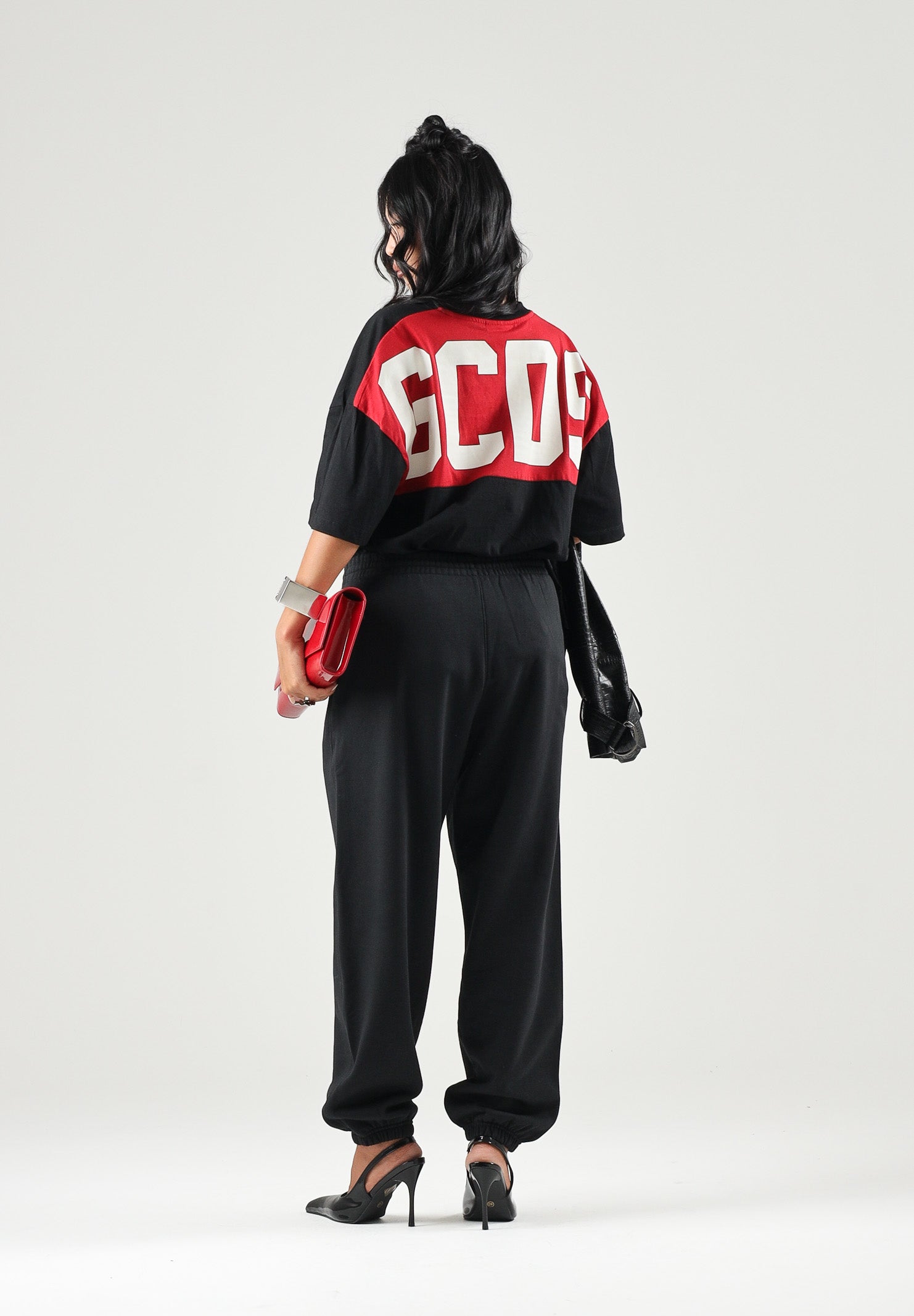 GCDS T-shirt manica corta nera e rossa per uomo e donna con stampa logo a contrasto. Z0MLQC214J080 999R GCDS 