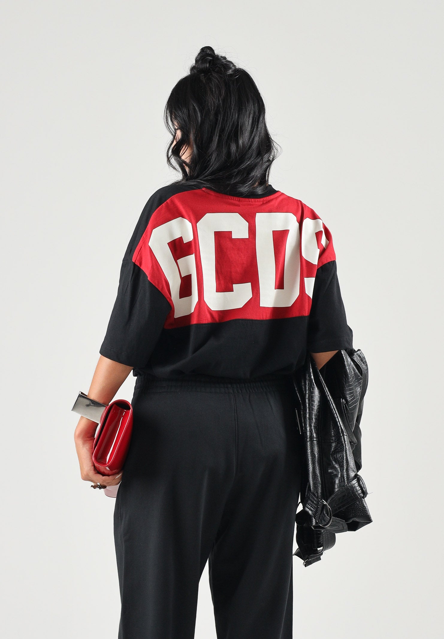 GCDS T-shirt manica corta nera e rossa per uomo e donna con stampa logo a contrasto. Z0MLQC214J080 999R GCDS 