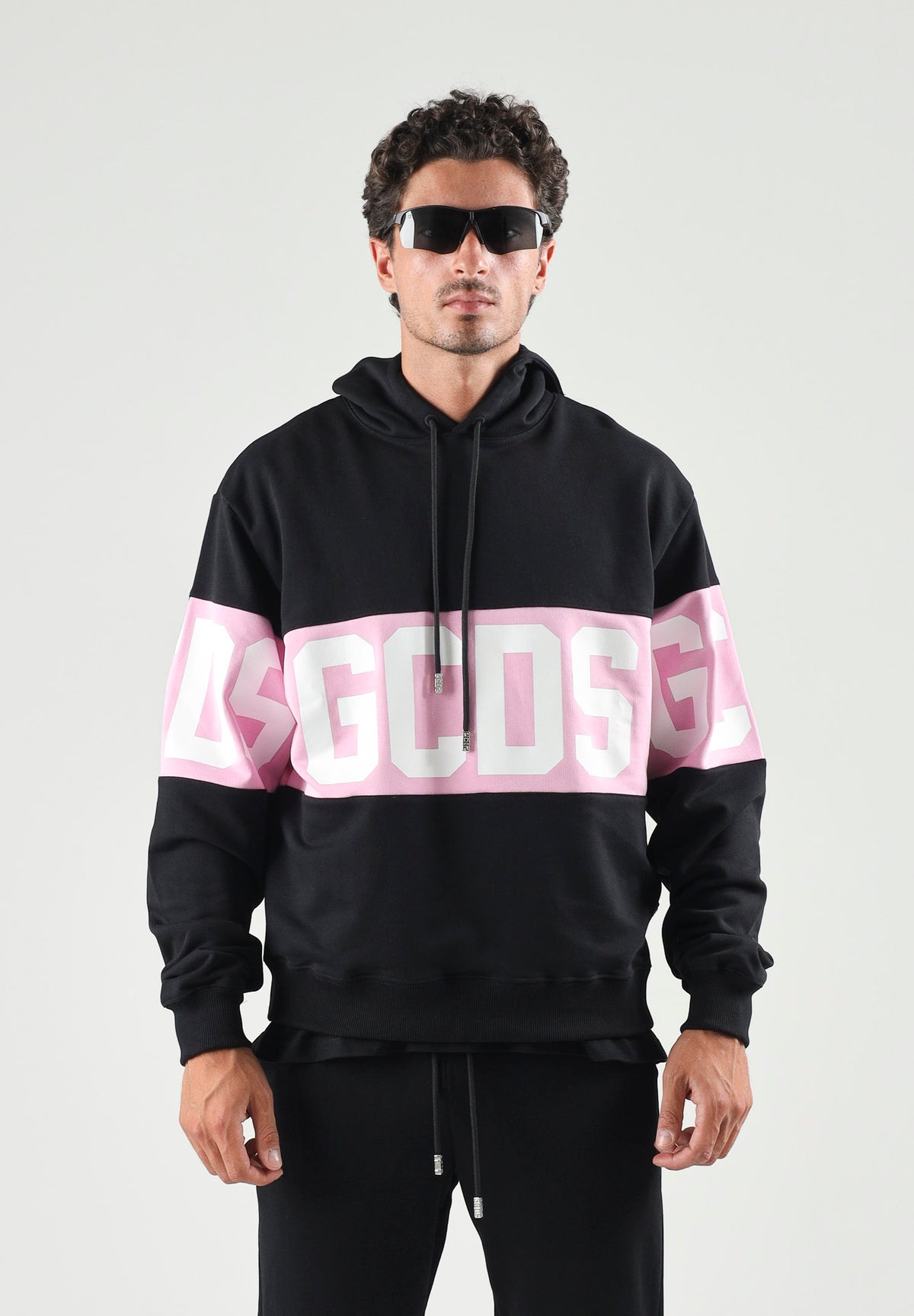 GCDS Felpa con cappuccio HOODIE COLORBLOCK  nera-rosa per uomo e donna coon maxi fascia logata a contrasto. Z0MLQE138F004 999P GCDS 