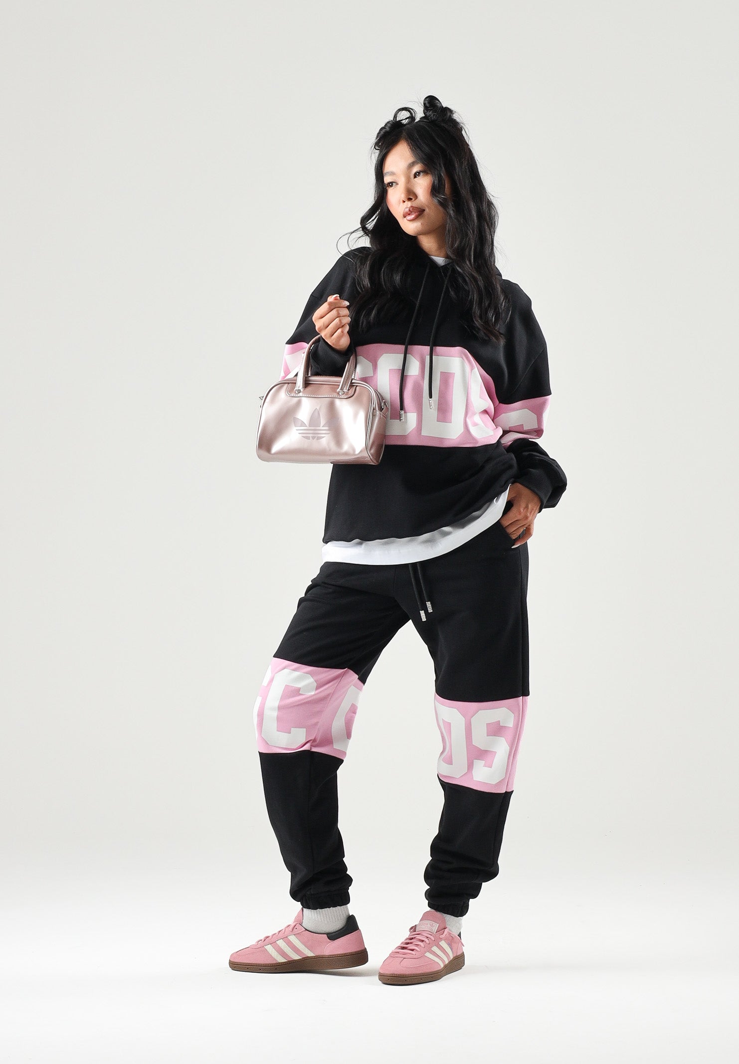 GCDS Felpa con cappuccio HOODIE COLORBLOCK  nera-rosa per uomo e donna coon maxi fascia logata a contrasto. Z0MLQE138F004 999P GCDS 