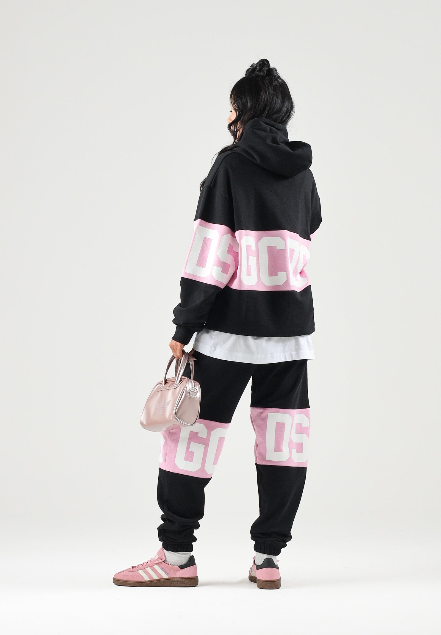 GCDS Felpa con cappuccio HOODIE COLORBLOCK  nera-rosa per uomo e donna coon maxi fascia logata a contrasto. Z0MLQE138F004 999P GCDS 