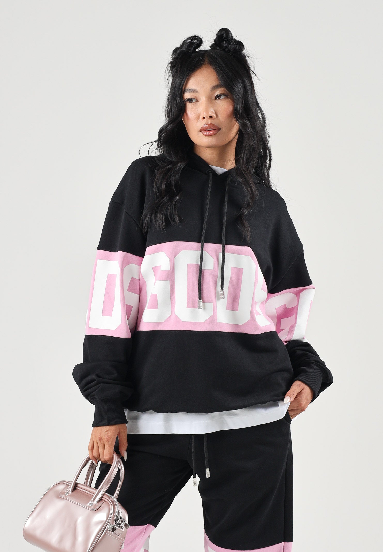 GCDS Felpa con cappuccio HOODIE COLORBLOCK  nera-rosa per uomo e donna coon maxi fascia logata a contrasto. Z0MLQE138F004 999P GCDS 