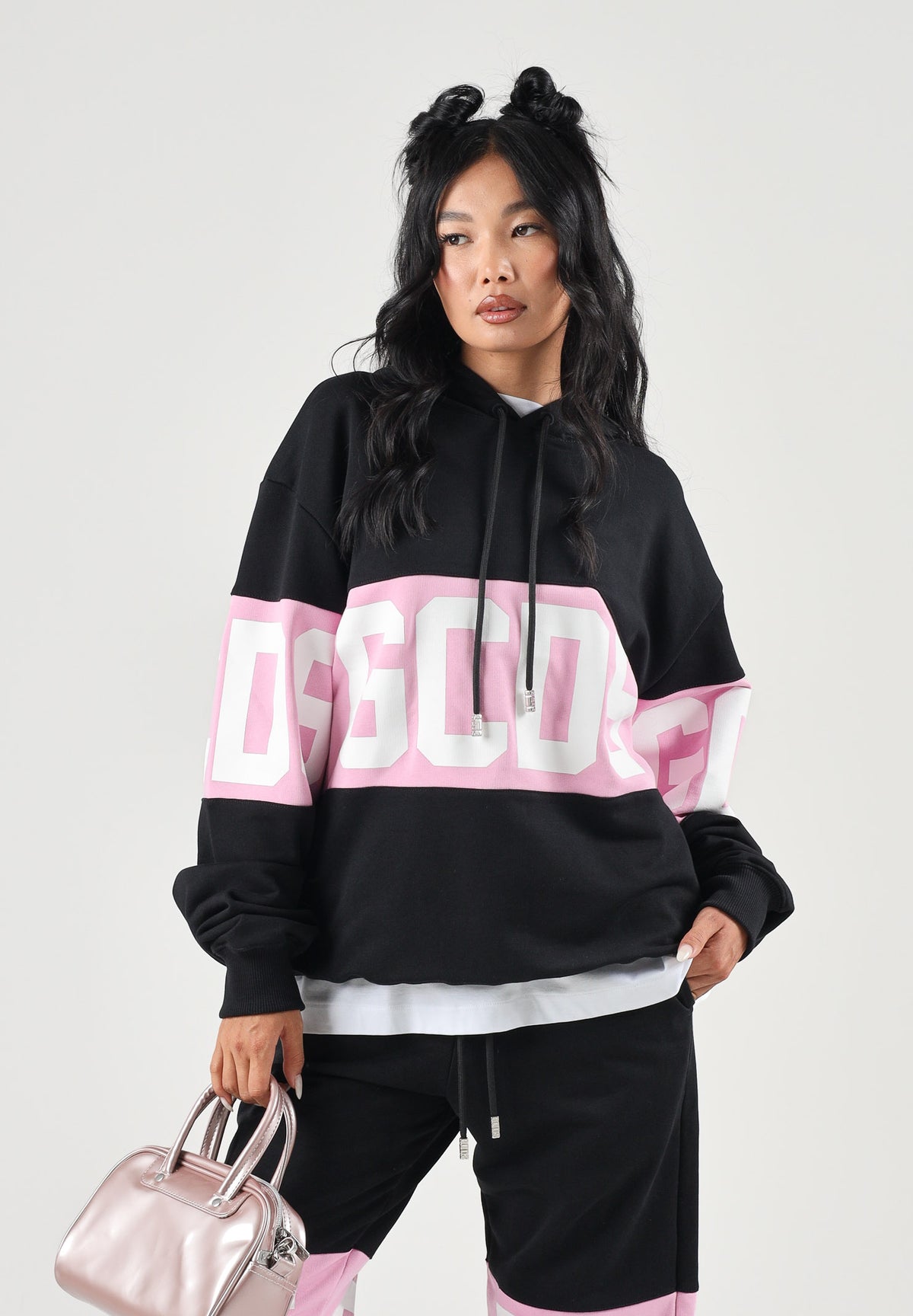 GCDS Felpa con cappuccio HOODIE COLORBLOCK  nera-rosa per uomo e donna coon maxi fascia logata a contrasto. Z0MLQE138F004 999P GCDS 