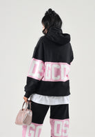 GCDS Felpa con cappuccio HOODIE COLORBLOCK  nera-rosa per uomo e donna coon maxi fascia logata a contrasto. Z0MLQE138F004 999P GCDS 