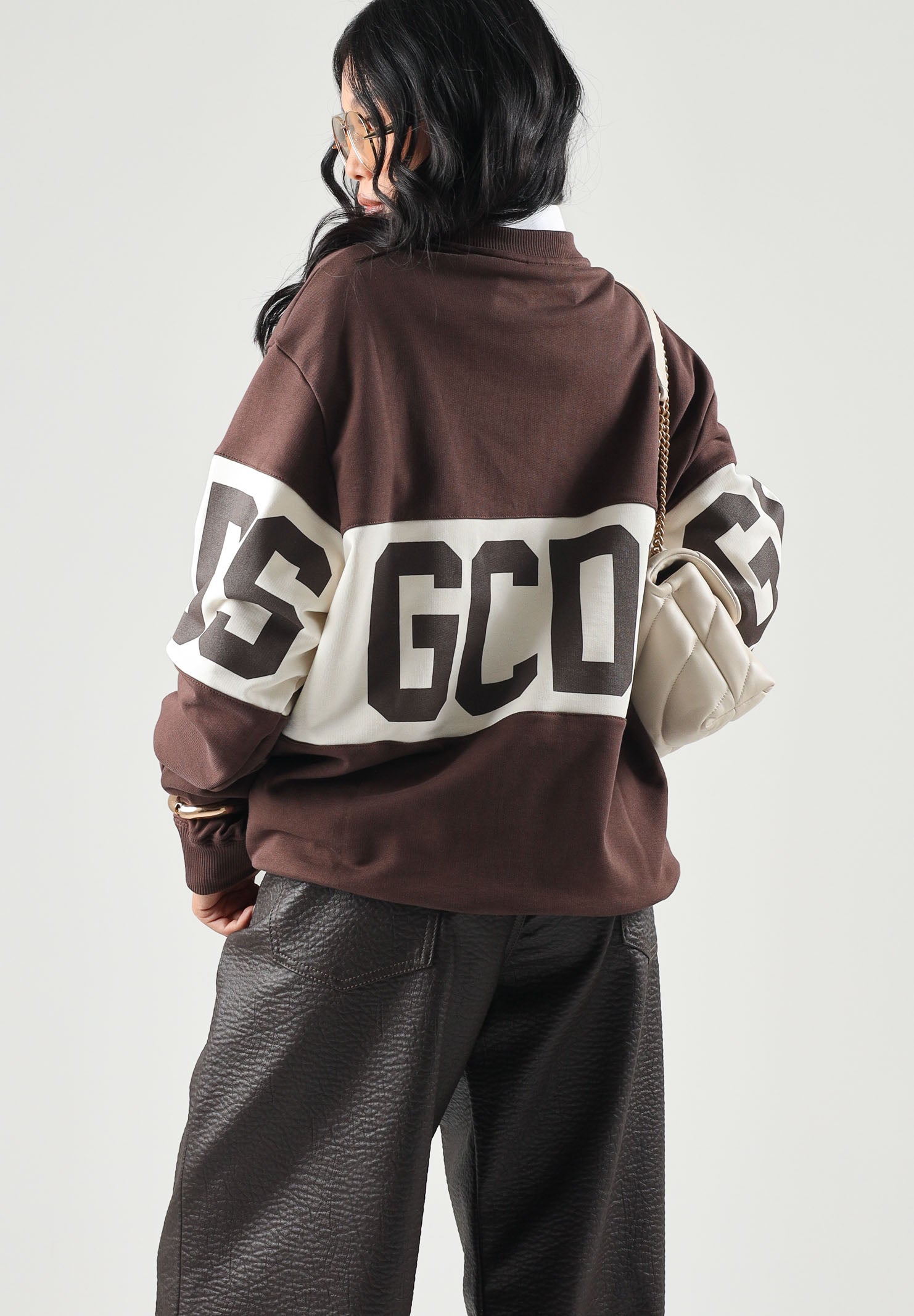 GCDS Felpa girocollo roast-frecnh marrone per uomo e donna con fascia logata a contrasto. Z0MLQE139F004 387U GCDS 