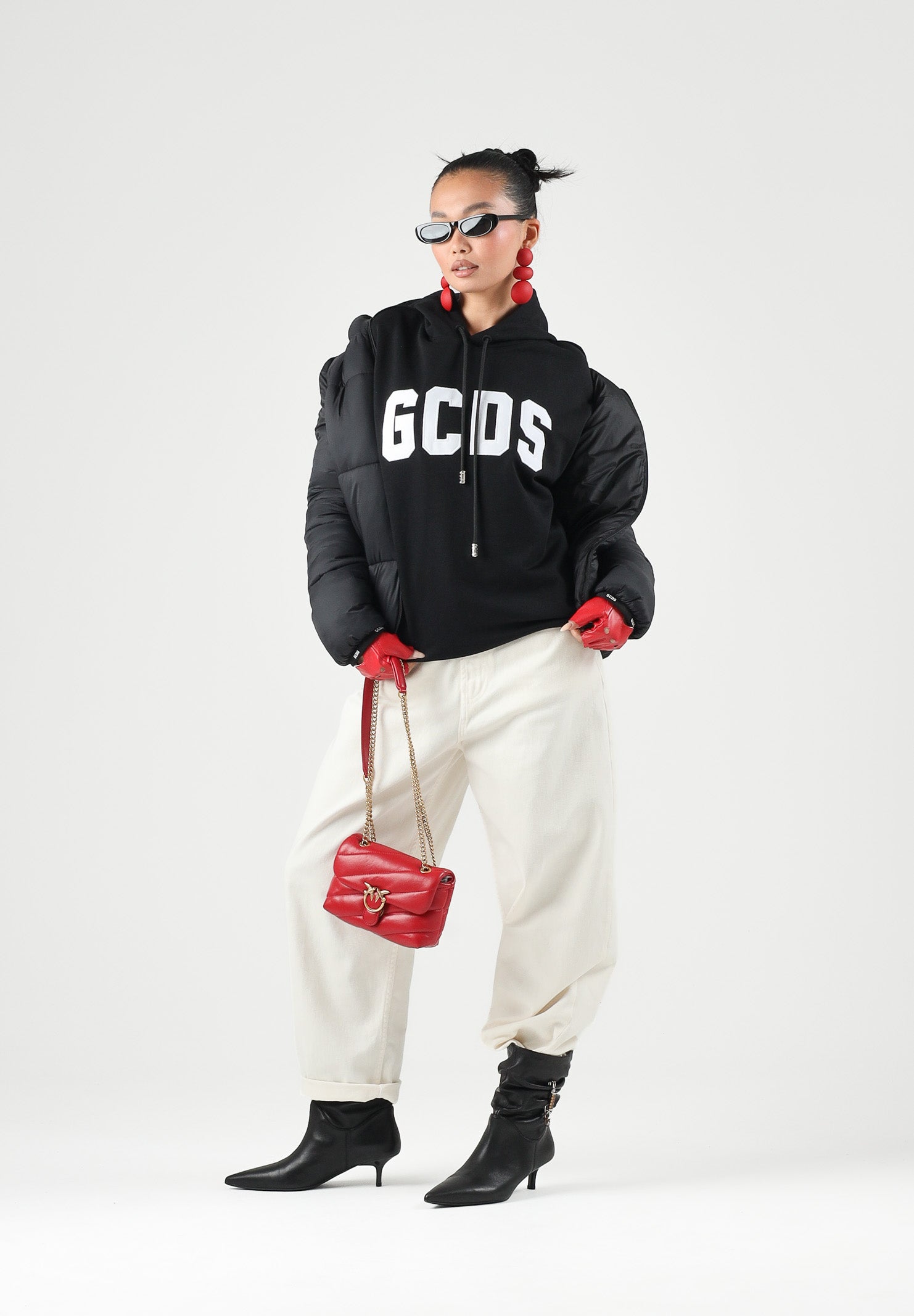 GCDS Felpa con cappuccio LOGO REGULAR nero e rosso per uomo e donna con maxi logo frontale Z0MLQE141F004 999R GCDS 