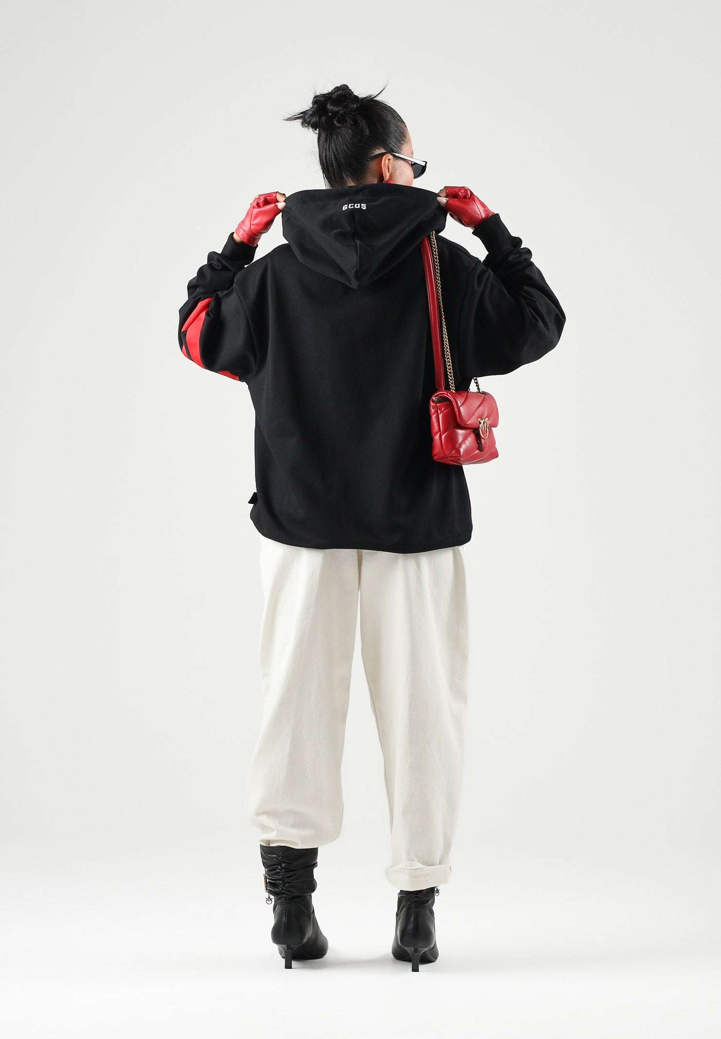 GCDS Felpa con cappuccio LOGO REGULAR nero e rosso per uomo e donna con maxi logo frontale Z0MLQE141F004 999R GCDS 