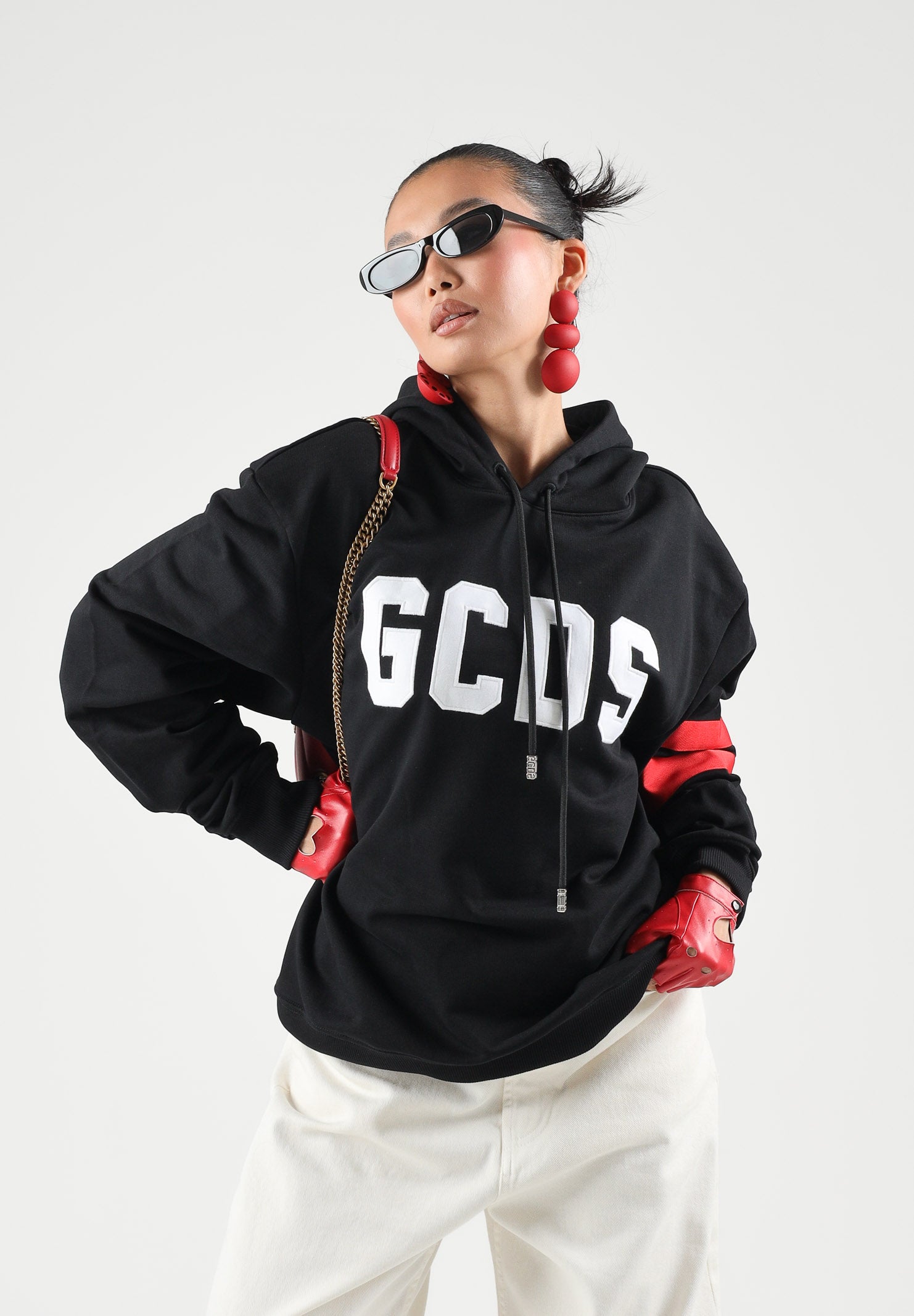 GCDS Felpa con cappuccio LOGO REGULAR nero e rosso per uomo e donna con maxi logo frontale Z0MLQE141F004 999R GCDS 