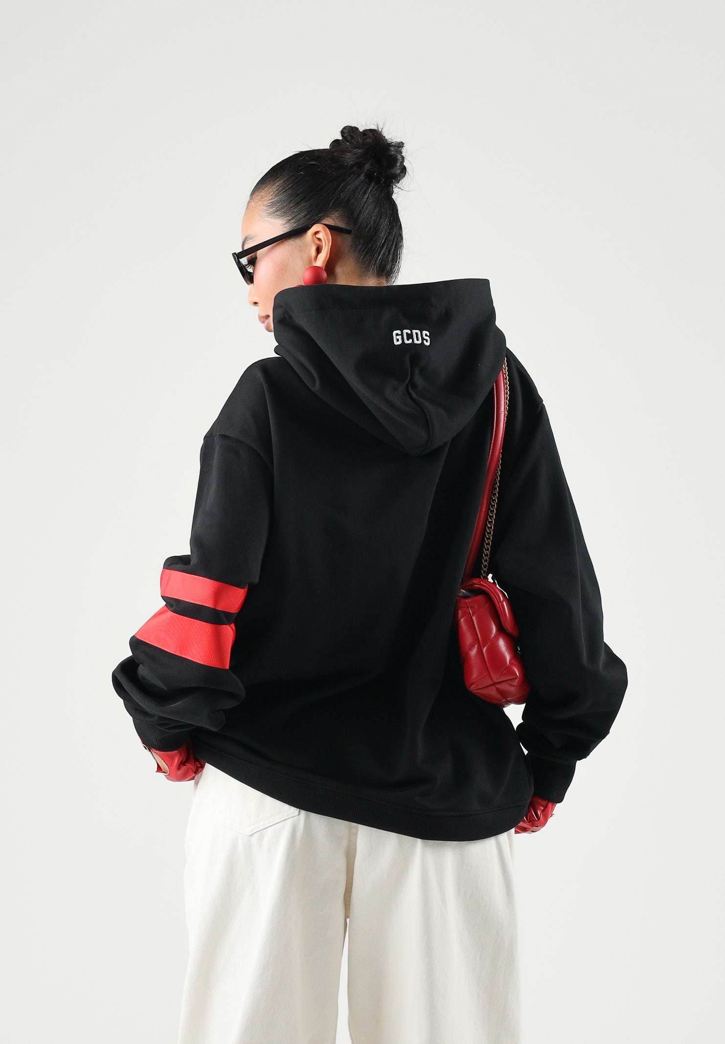 GCDS Felpa con cappuccio LOGO REGULAR nero e rosso per uomo e donna con maxi logo frontale Z0MLQE141F004 999R GCDS 