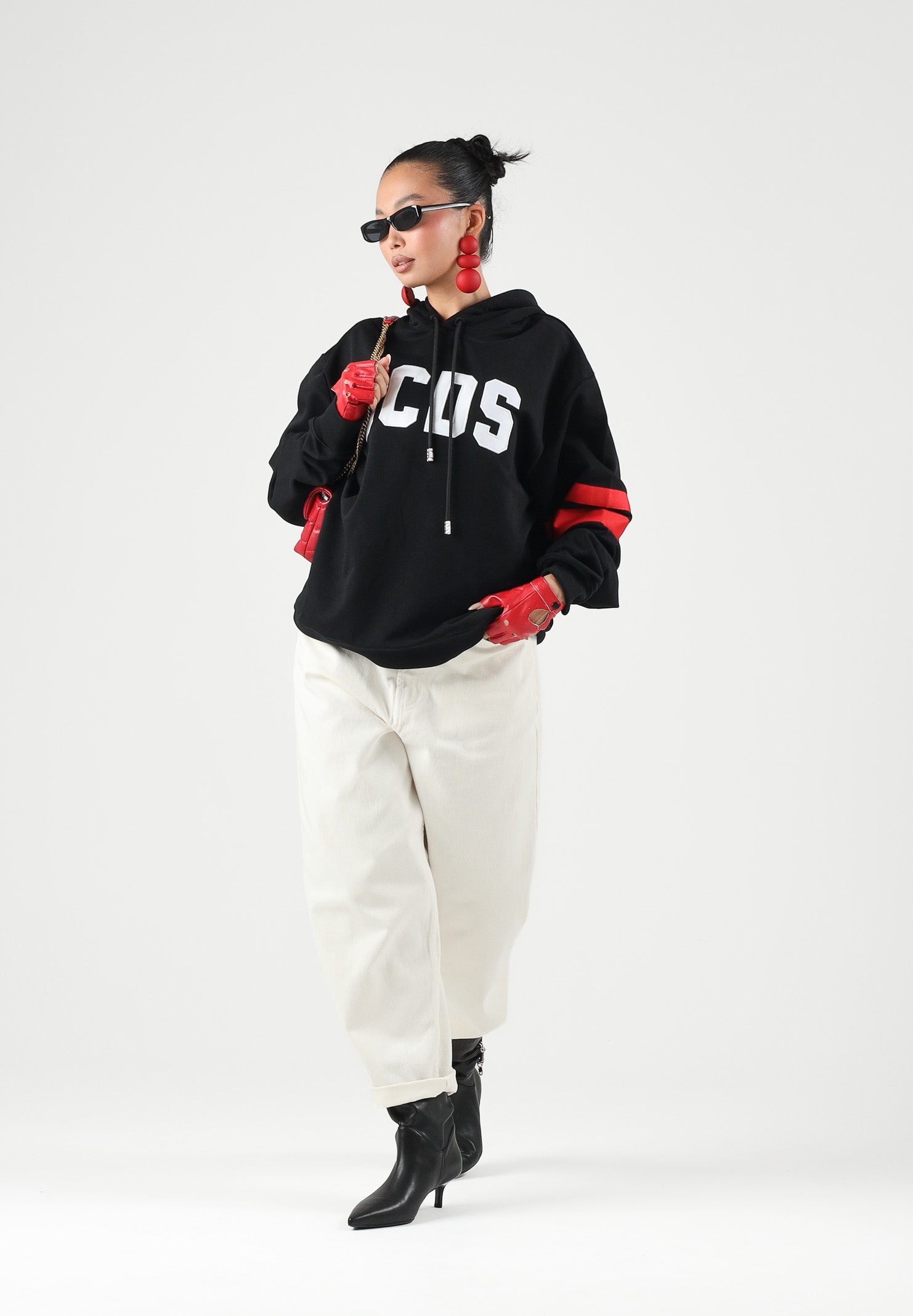 GCDS Felpa con cappuccio LOGO REGULAR nero e rosso per uomo e donna con maxi logo frontale Z0MLQE141F004 999R GCDS 