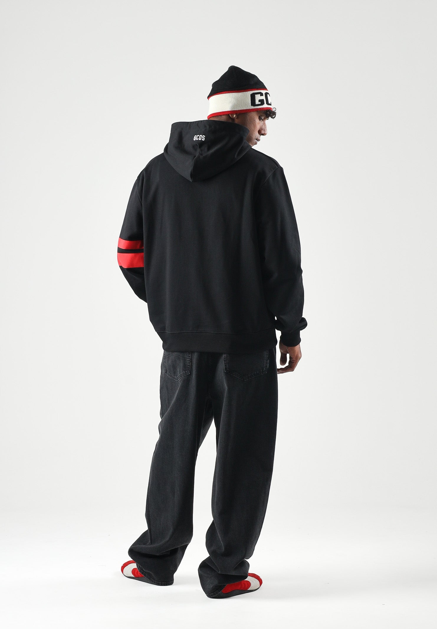 GCDS Felpa con cappuccio LOGO REGULAR nero e rosso per uomo e donna con maxi logo frontale Z0MLQE141F004 999R GCDS 